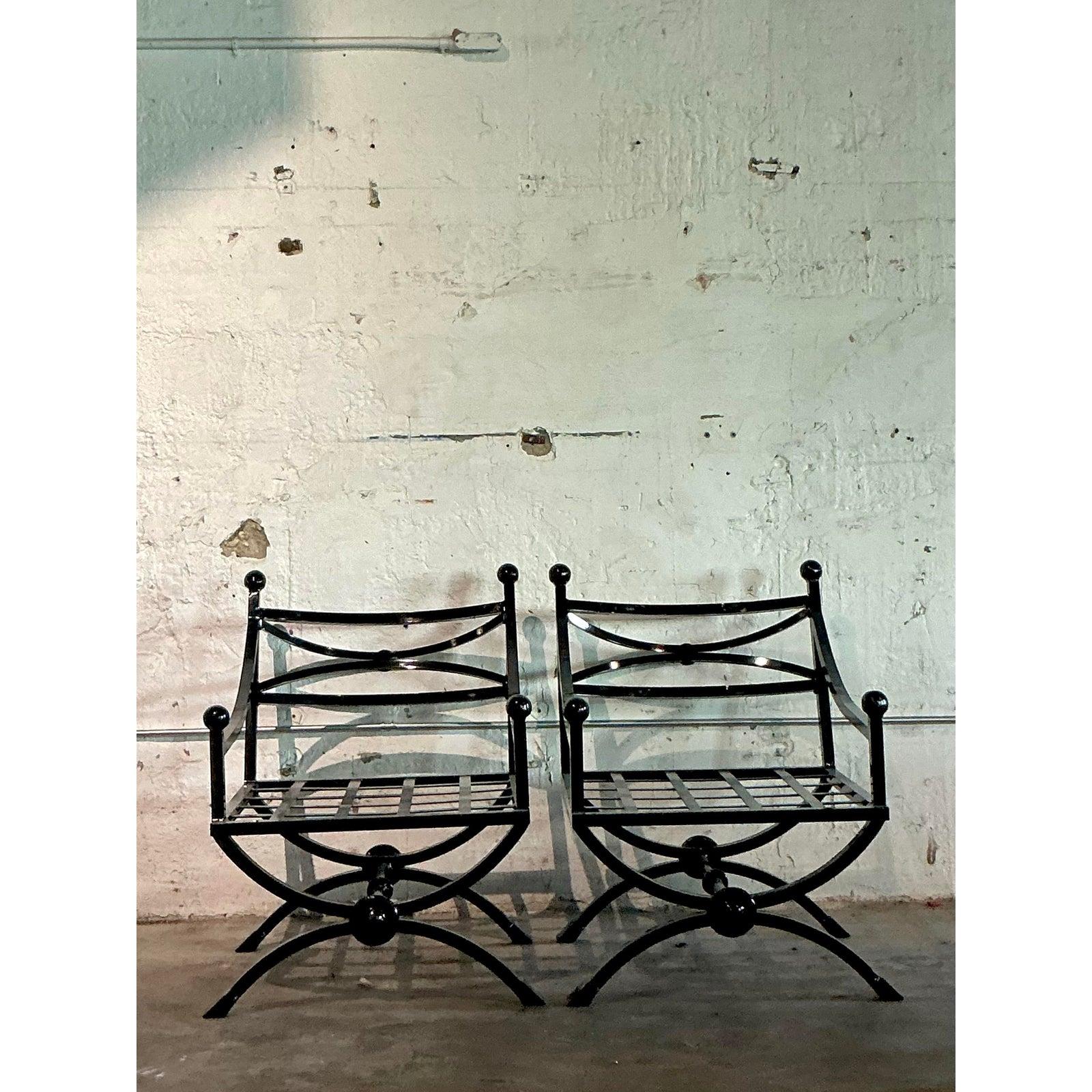 Aluminium Chaises longues à accoudoirs inclinés en fonte d'aluminium Vintage Regency - une paire en vente