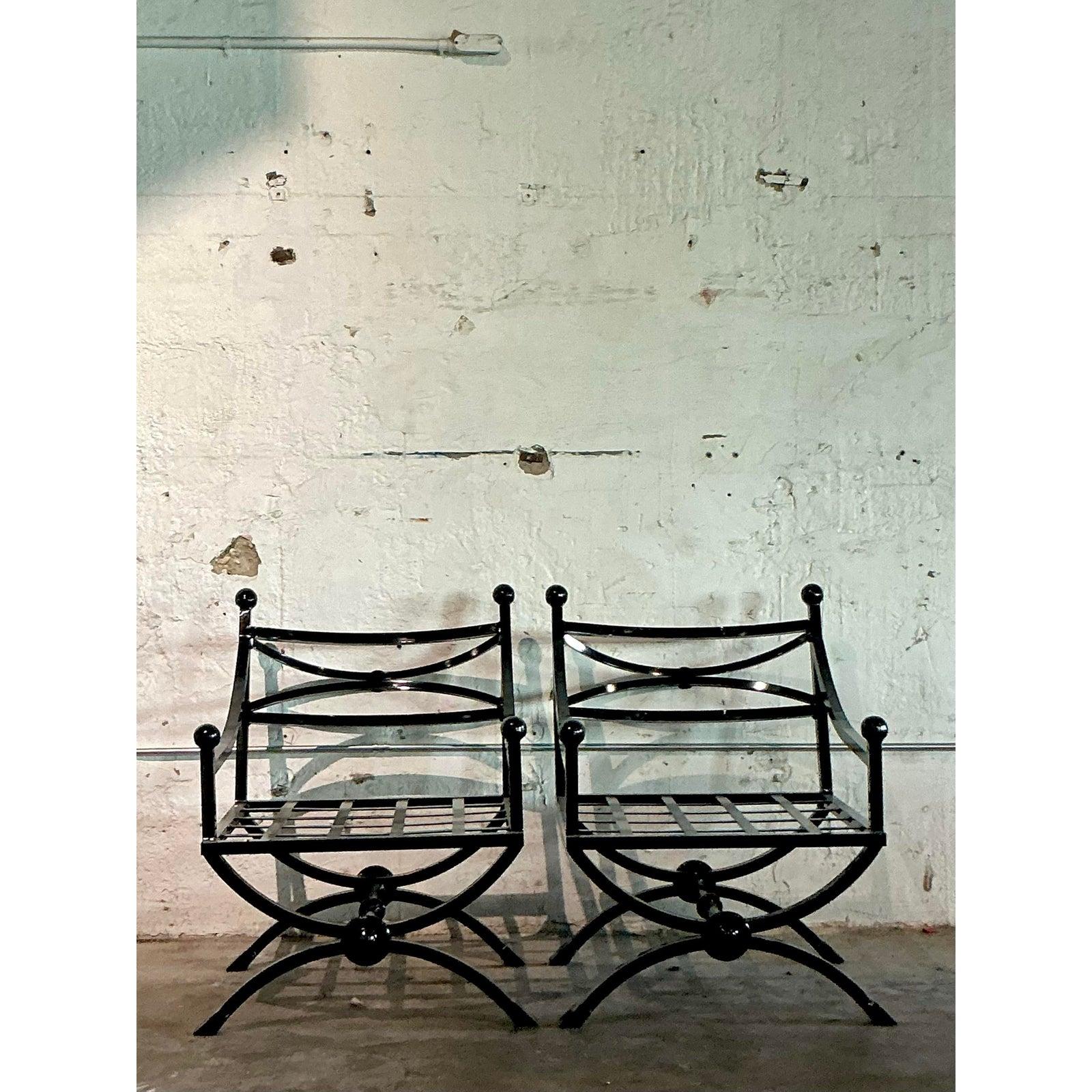 Chaises longues à accoudoirs inclinés en fonte d'aluminium Vintage Regency - une paire en vente 1