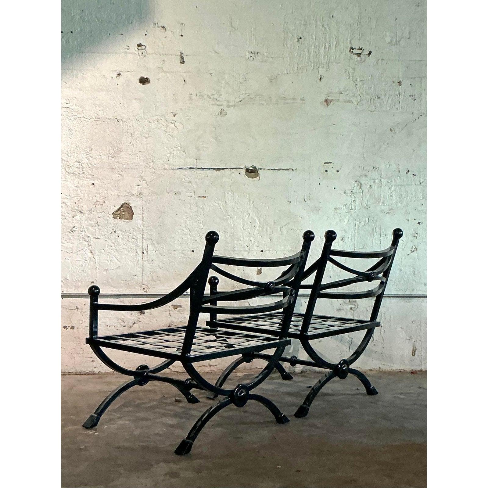 Chaises longues à accoudoirs inclinés en fonte d'aluminium Vintage Regency - une paire en vente 2