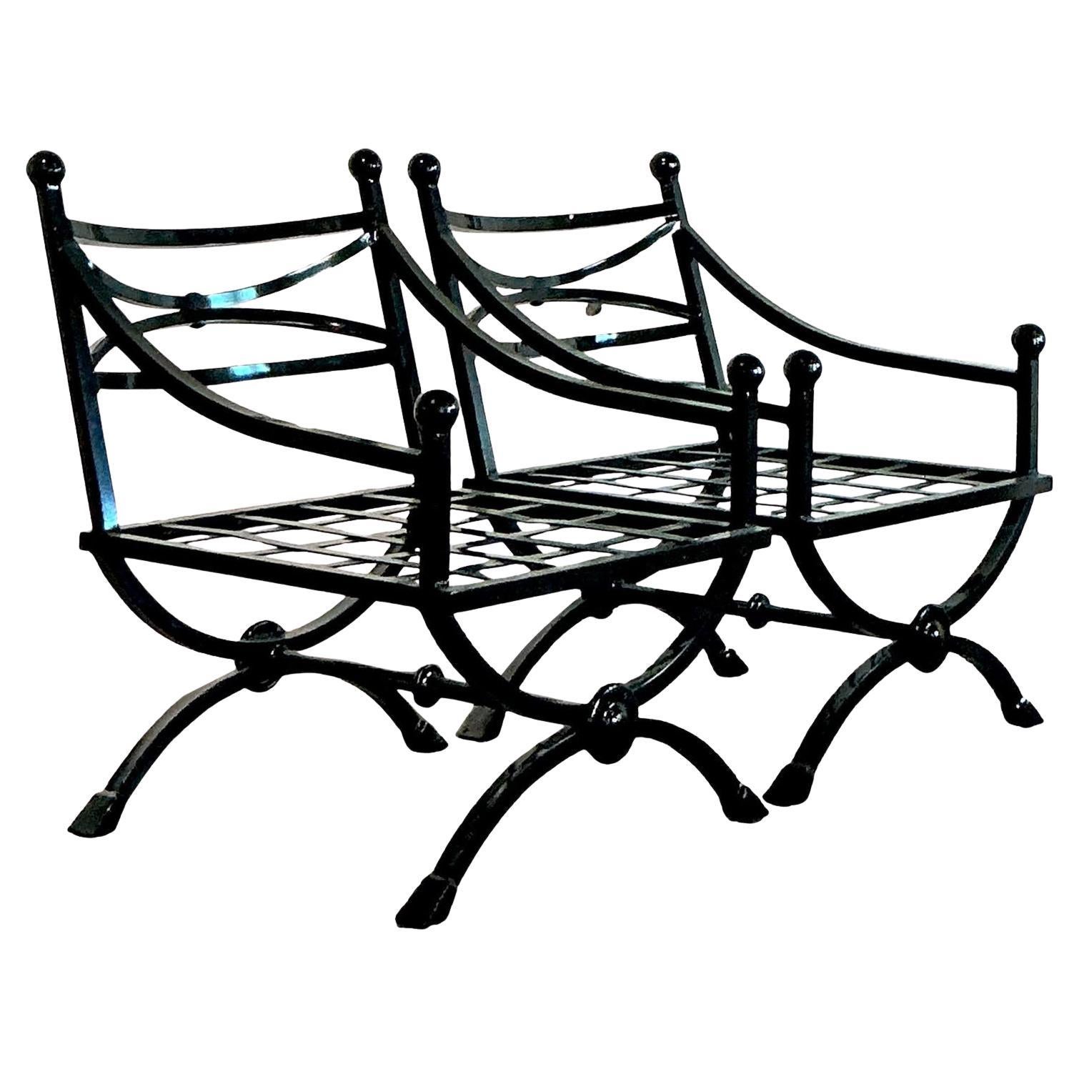 Chaises longues à accoudoirs inclinés en fonte d'aluminium Vintage Regency - une paire