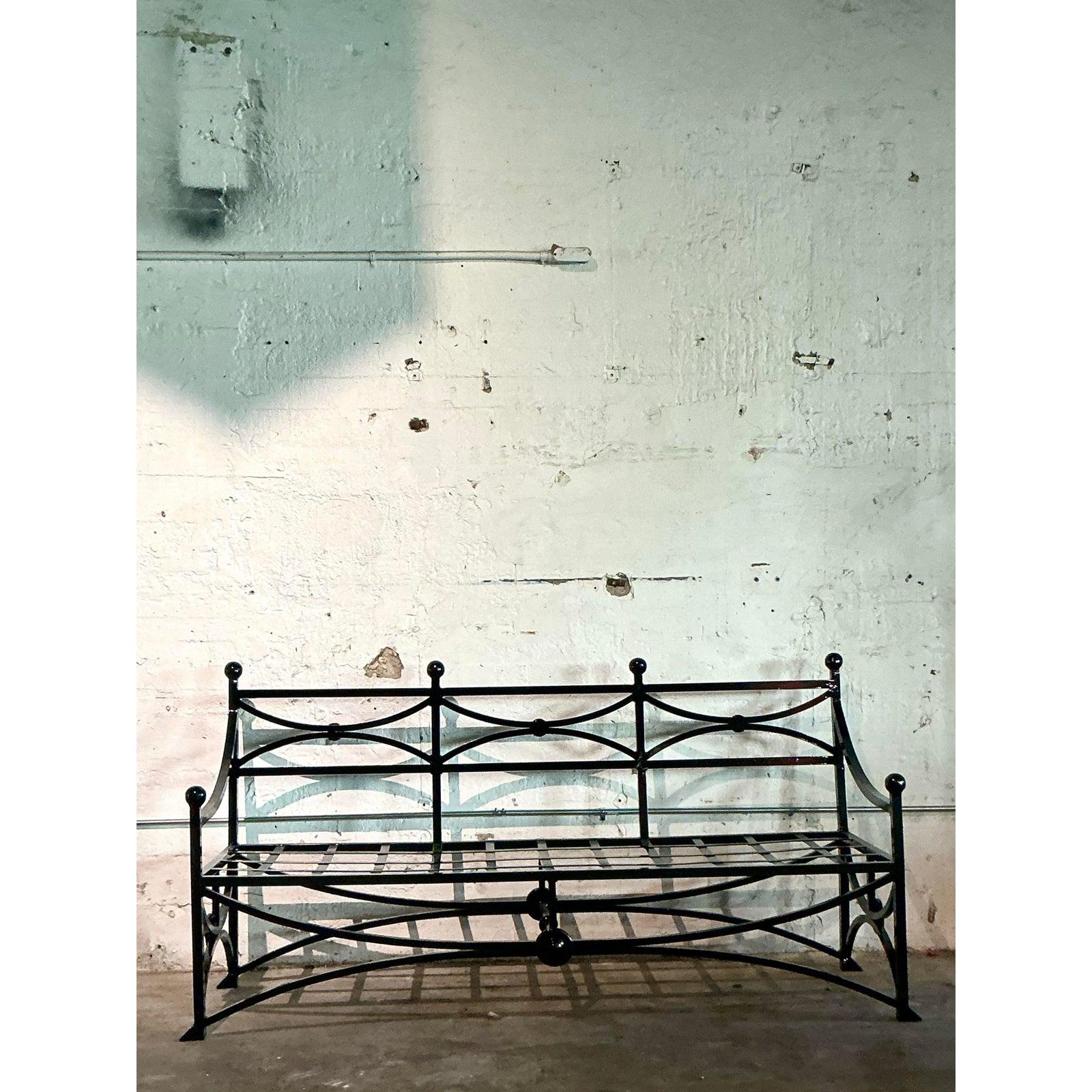 Américain Canapé à accoudoirs en fonte d'aluminium Vintage Regency en vente