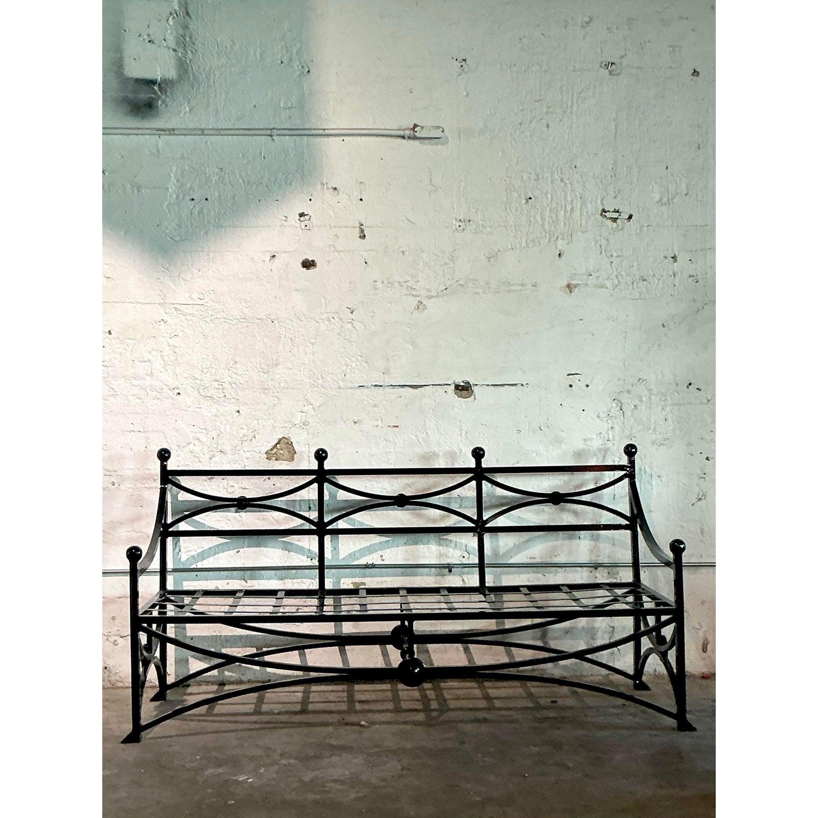 Canapé à accoudoirs en fonte d'aluminium Vintage Regency Bon état - En vente à West Palm Beach, FL
