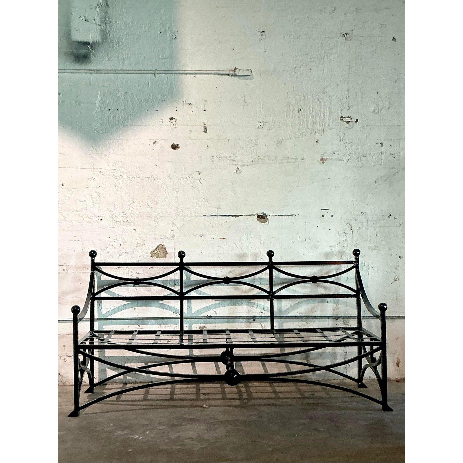 Aluminium Canapé à accoudoirs en fonte d'aluminium Vintage Regency en vente