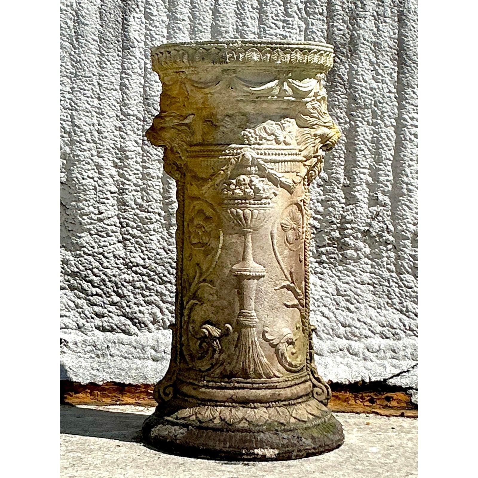 Eleva tu espacio con este pedestal de cemento fundido Vintage Regency, una pieza llamativa que desprende elegancia clásica y encanto histórico. Este pedestal, fabricado por expertos con cemento fundido duradero, presenta espirales talladas, motivos