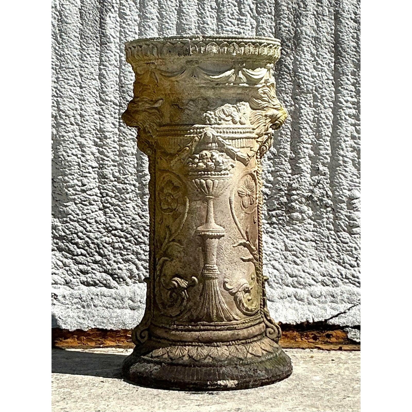 Pedestal Swag de Cemento Fundido Vintage Regency en Bueno estado para la venta en west palm beach, FL
