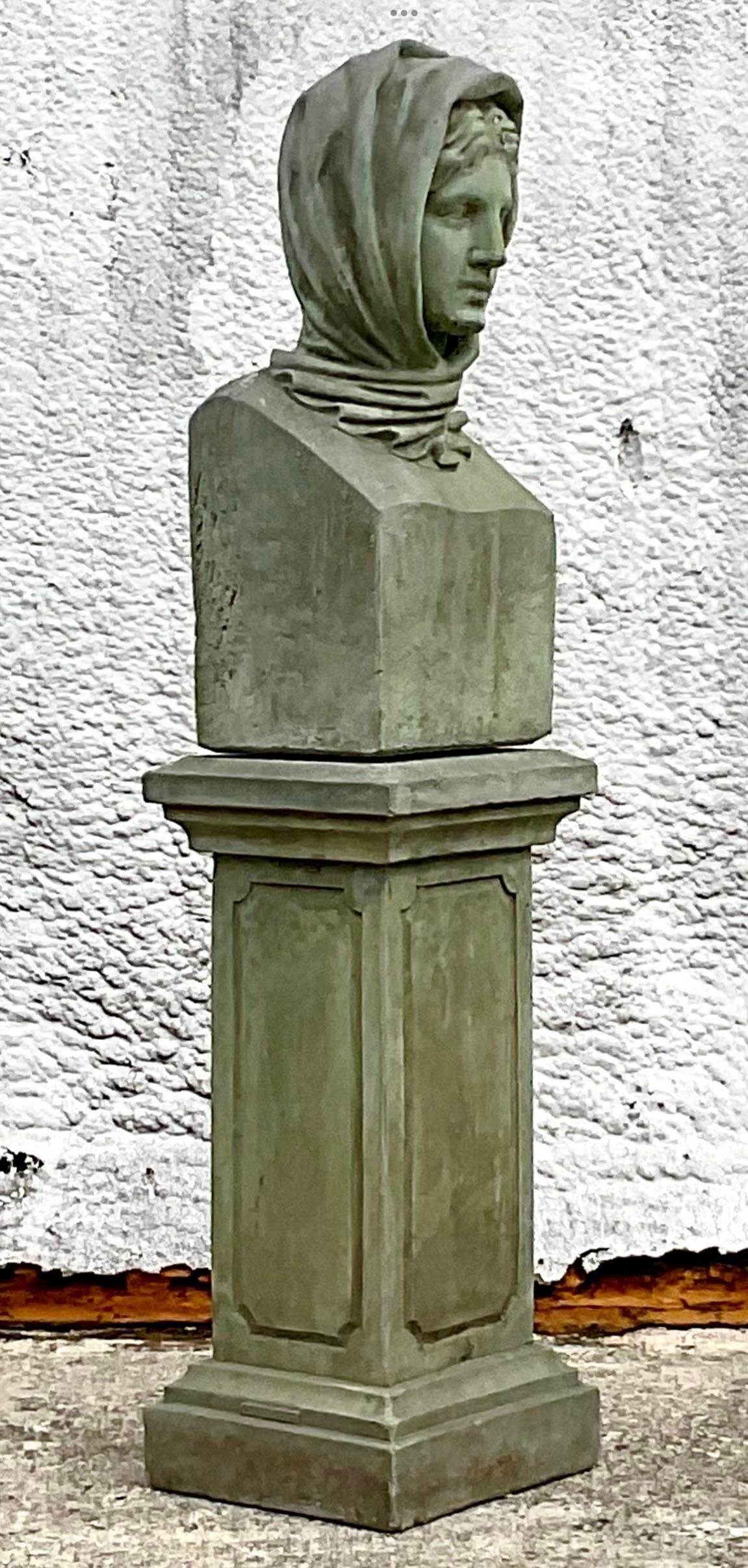 Le Buste en béton moulé Vintage Regency d'une femme avec une capuche capture la grandeur du style Regency américain avec son design élégant et intemporel. Ce buste majestueux est méticuleusement fabriqué en béton durable, avec des détails complexes