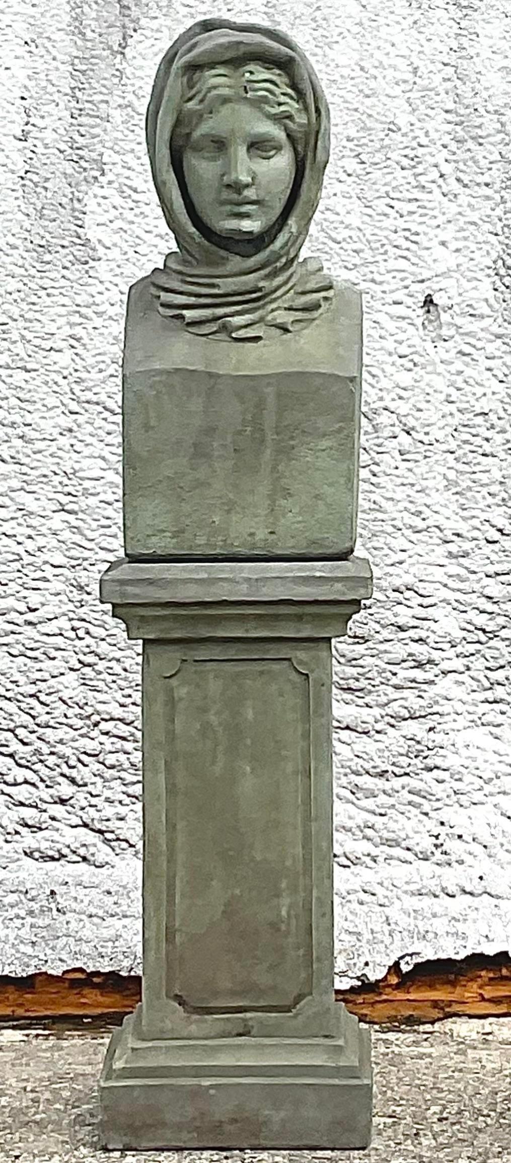 Regency Buste en béton moulé de style Régence représentant une femme avec une capuche en vente