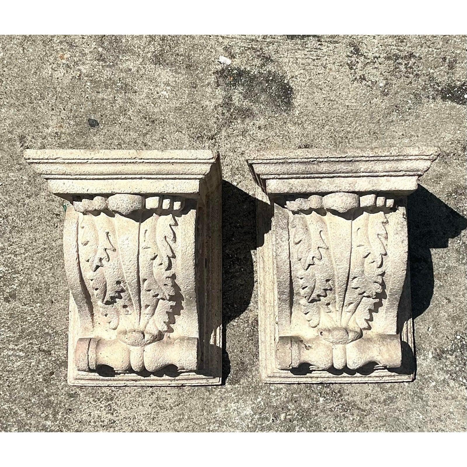 Porta una maestosa eleganza architettonica nella tua casa o nel tuo giardino con questa straordinaria coppia di mensole in cemento fuso Vintage Regency. Caratterizzate da foglie d'acanto finemente scolpite e da dettagli a voluta, queste mensole