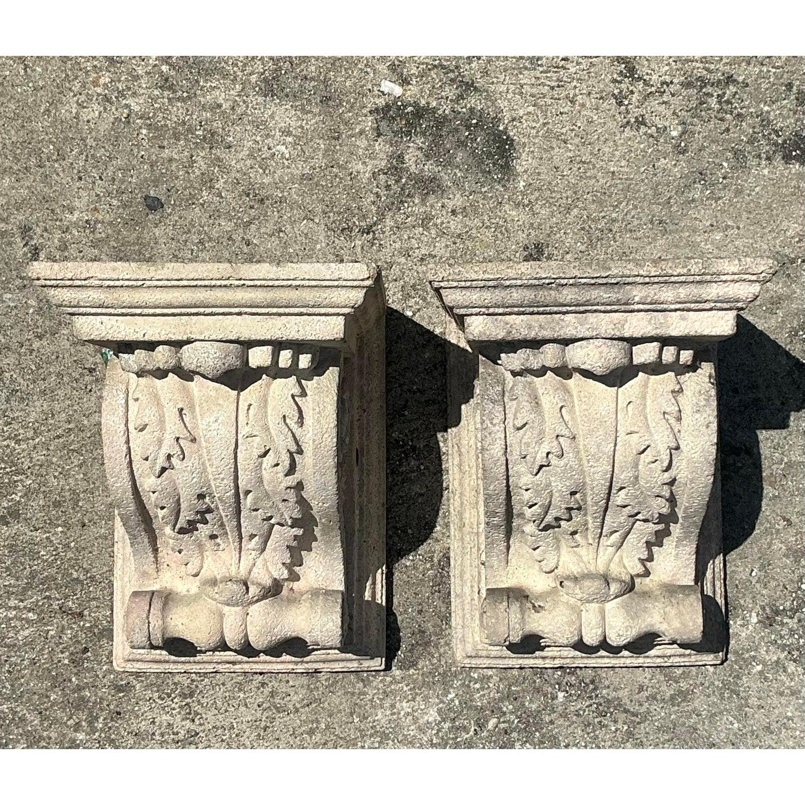 Americano Mensole in calcestruzzo fuso d'epoca Regency - Una coppia in vendita