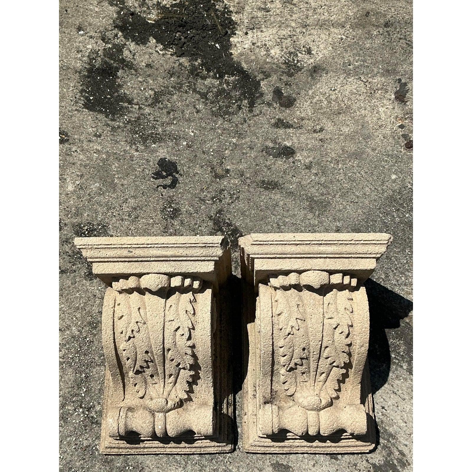 Zelebrieren Sie die zeitlose Eleganz der klassischen Architektur mit diesem Paar Vintage Regency Cast Concrete Corbels. Diese robusten architektonischen Elemente weisen fein geschnitzte Akanthusblätter und Voluten auf, die an große europäische