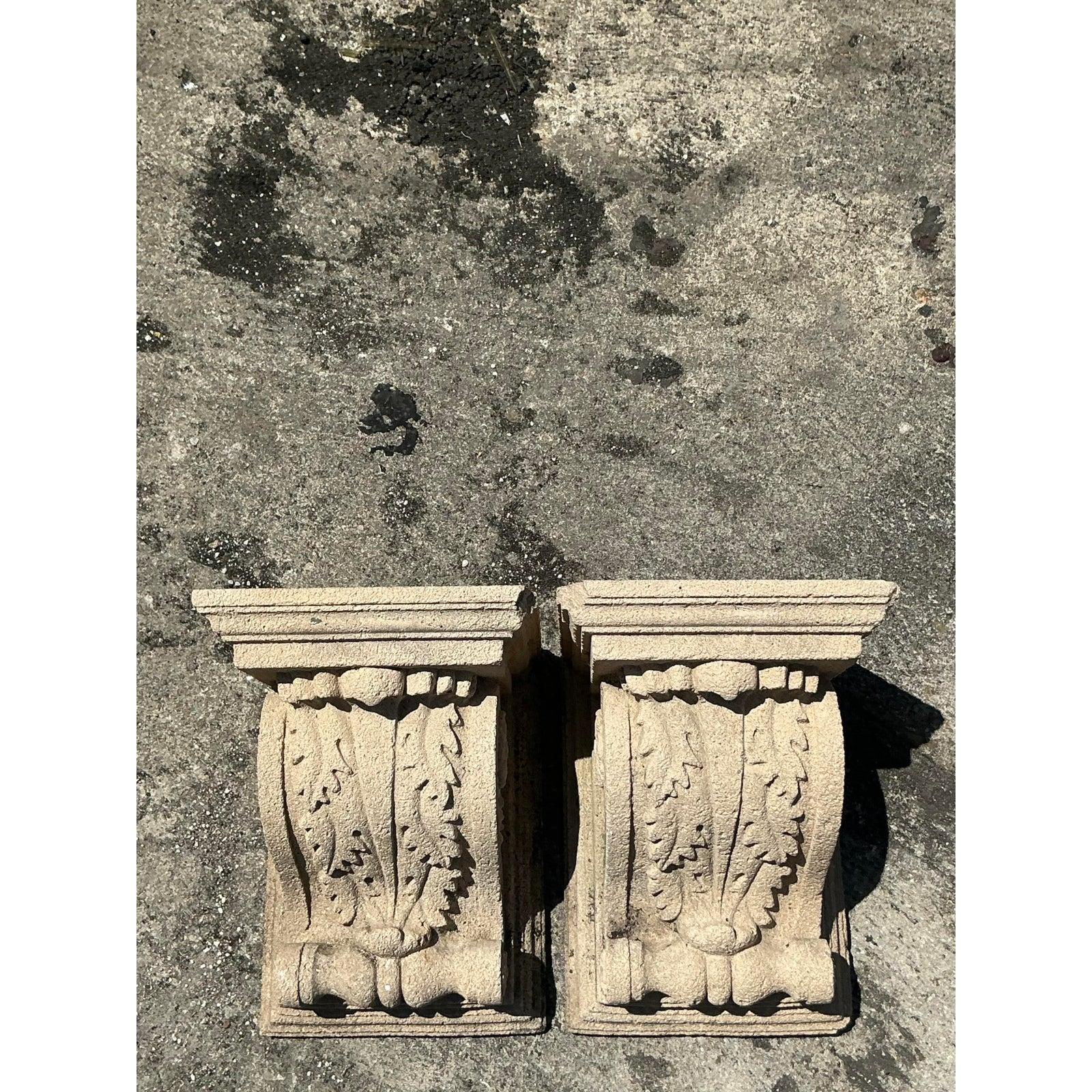 Vintage Regency-Konsolen aus Gussbeton - 2er-Set (amerikanisch) im Angebot