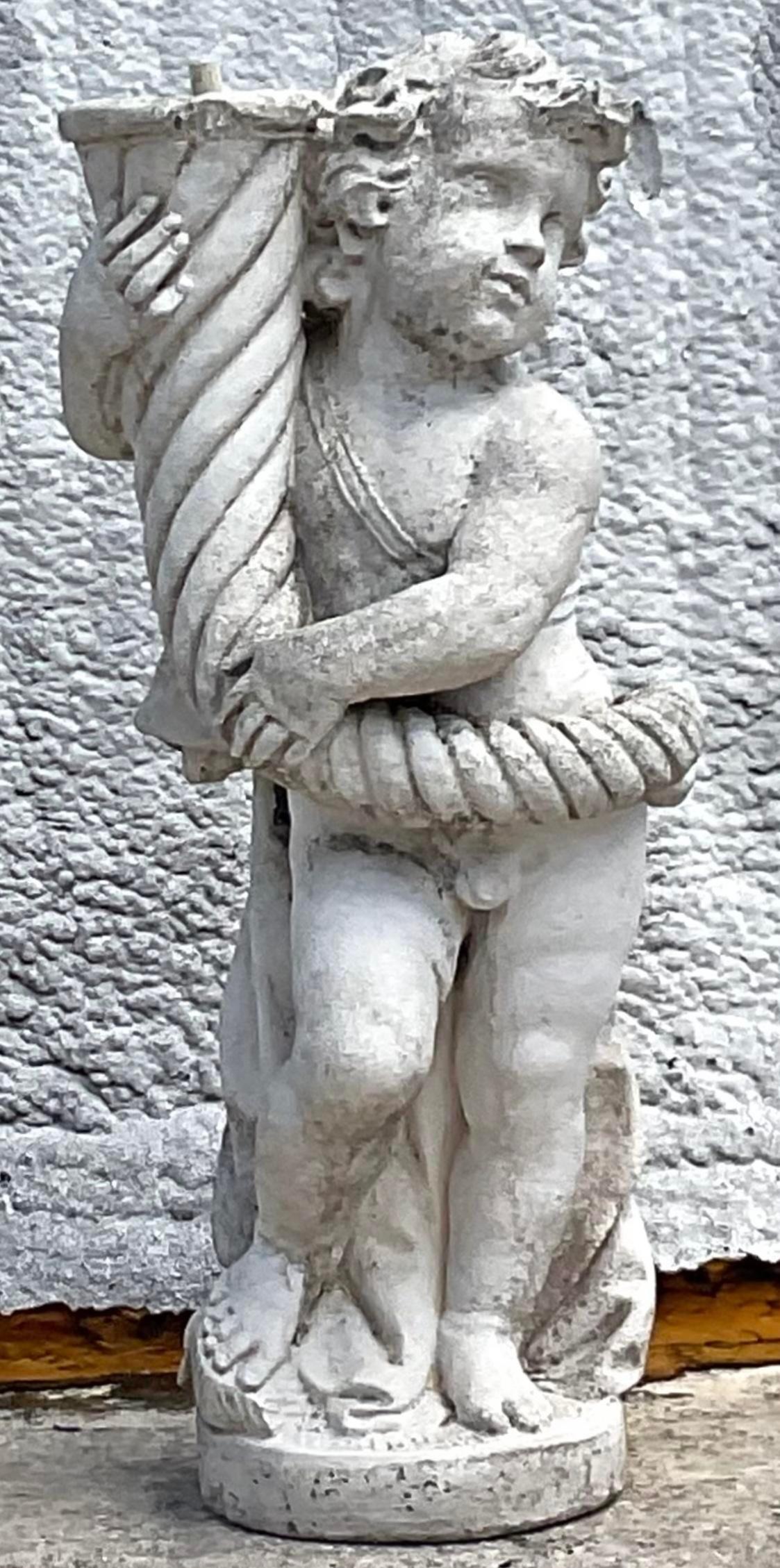 Questa figura da esterno vintage Regency è stata realizzata con cura in calcestruzzo resistente e rappresenta un'aggiunta senza tempo a qualsiasi giardino, patio o spazio all'aperto. La figura vanta dettagli intricati e presenta elementi di design