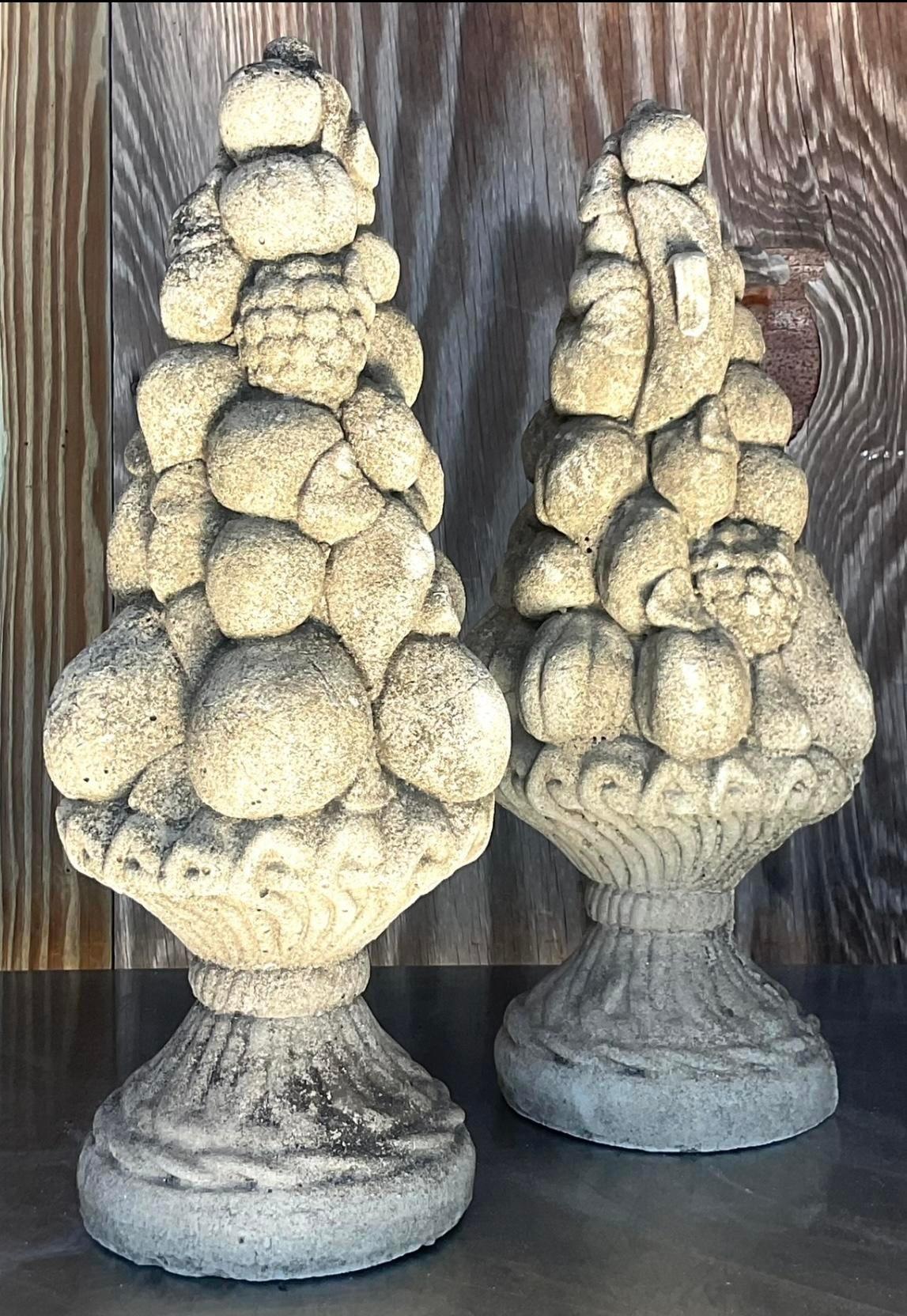 Eleva il tuo giardino o l'arredamento della tua casa con questa coppia di topiari di frutta in cemento fuso Vintage Regency. Questi pezzi in stile americano mostrano un'intricata lavorazione artigianale e un'eleganza senza tempo, perfetti per
