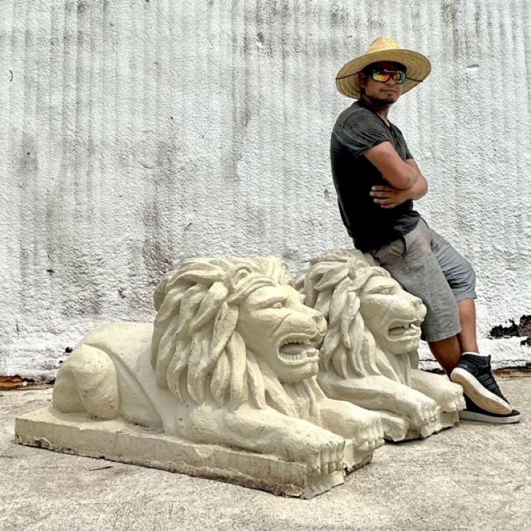This pair of vintage Regency cast concrete lions exudes grandeur and elegance, perfect for adding a stately presence to any garden or entryway. With their detailed craftsmanship and timeless design, these lions embody the regal style of the Regency