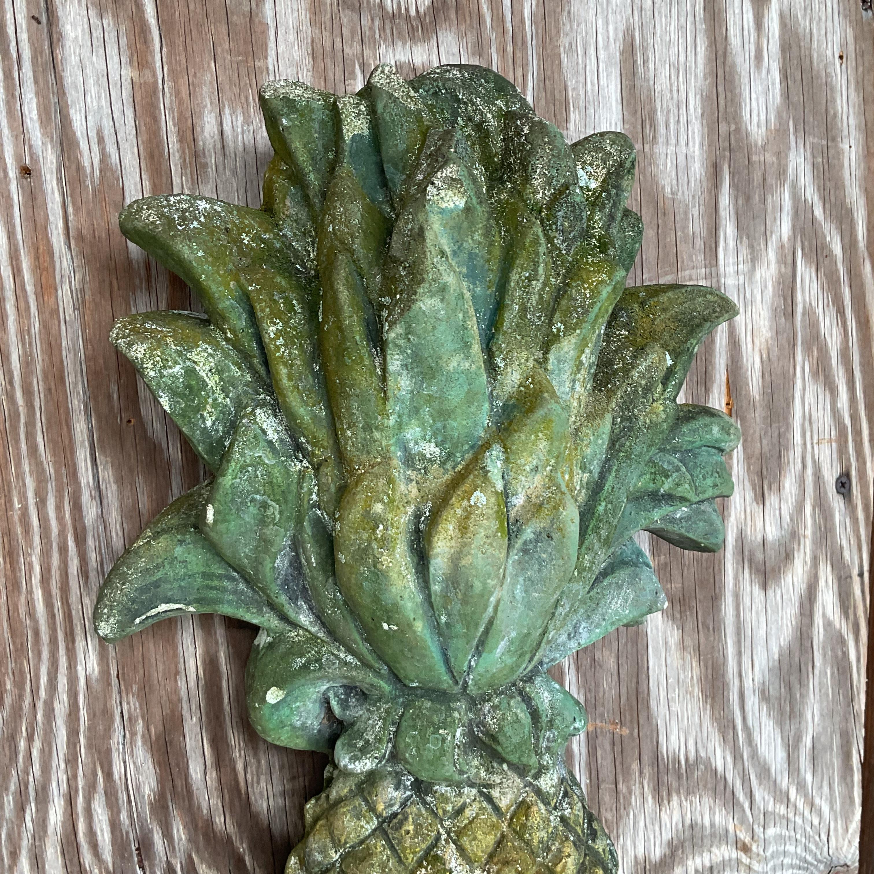 Ajoutez une touche d'élégance intemporelle à votre décoration extérieure avec cet ananas Vintage Regency en béton moulé. Parfaite pour les extérieurs de style américain, cette pièce majestueuse représente le symbole classique de l'hospitalité, avec