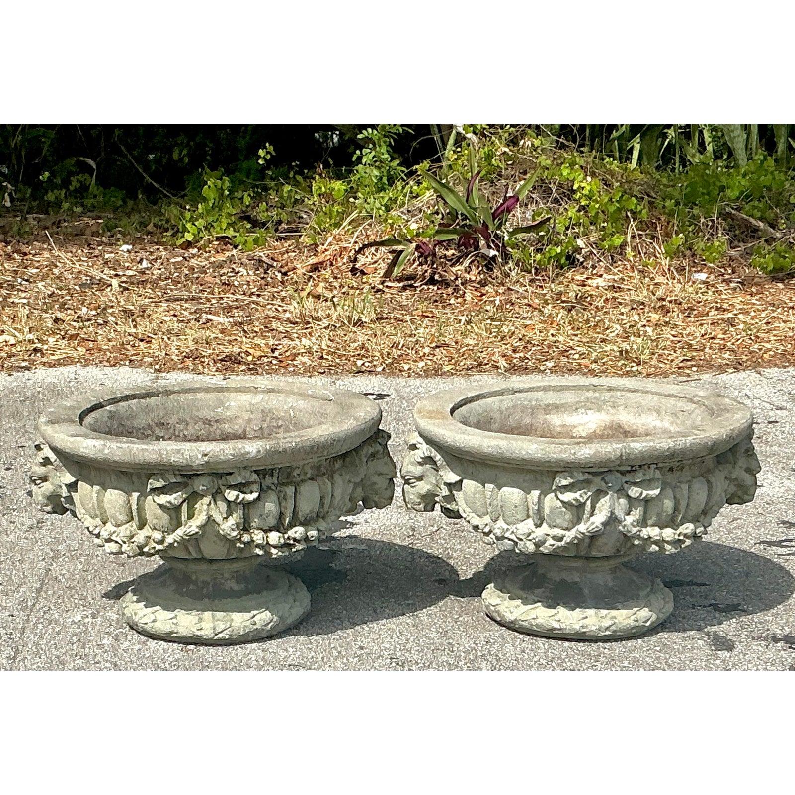 Urne a testa di ariete in cemento fuso di epoca Regency - Una coppia In condizioni buone in vendita a west palm beach, FL