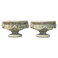 Urnes à tête de bélier en béton moulé de style Régence - une paire