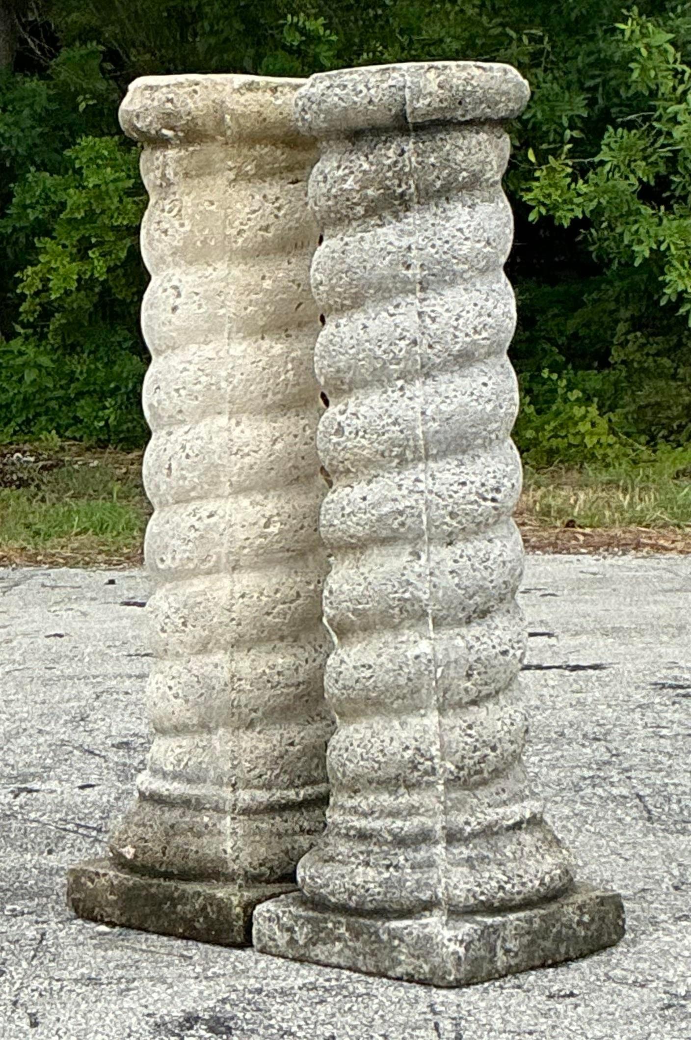 Ajoutez une touche de grandeur à votre décor avec cette paire de colonnes en spirale en béton moulé de style Regency. Ces colonnes impressionnantes présentent un élégant design en spirale, incarnant le style et la sophistication intemporels de la