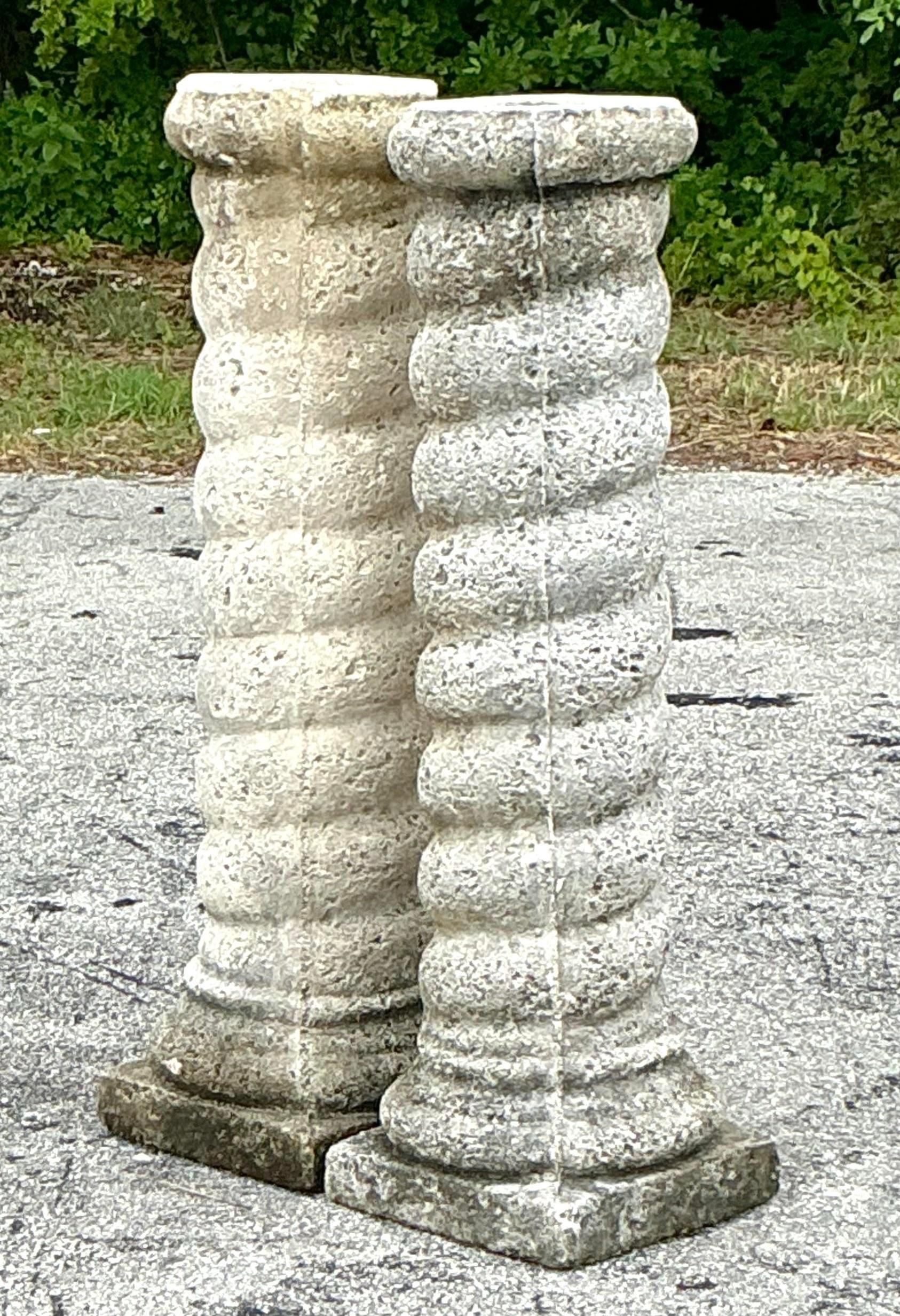 Américain Paire de colonnes en spirale en béton moulé d'époque Régence en vente