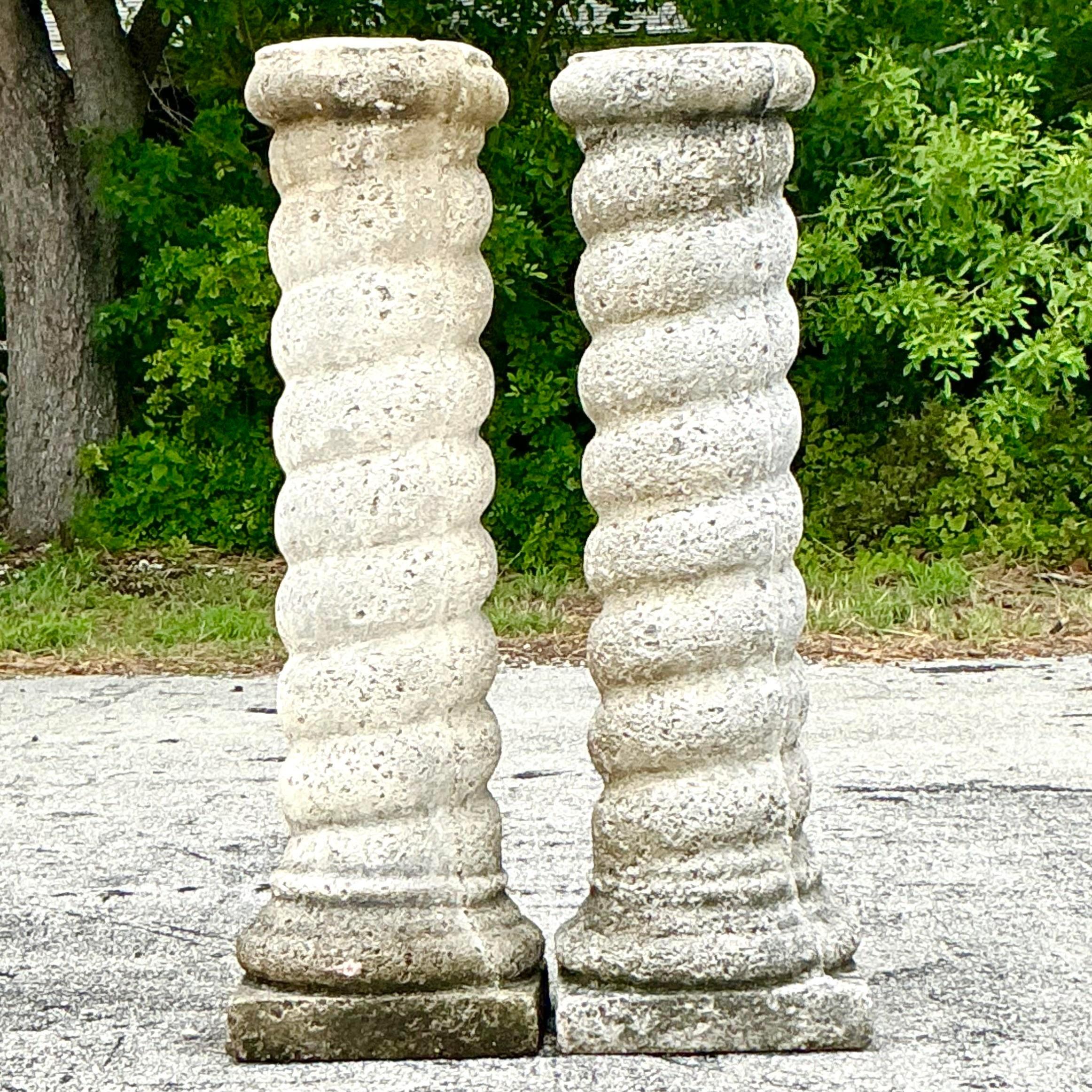 Paire de colonnes en spirale en béton moulé d'époque Régence Bon état - En vente à west palm beach, FL