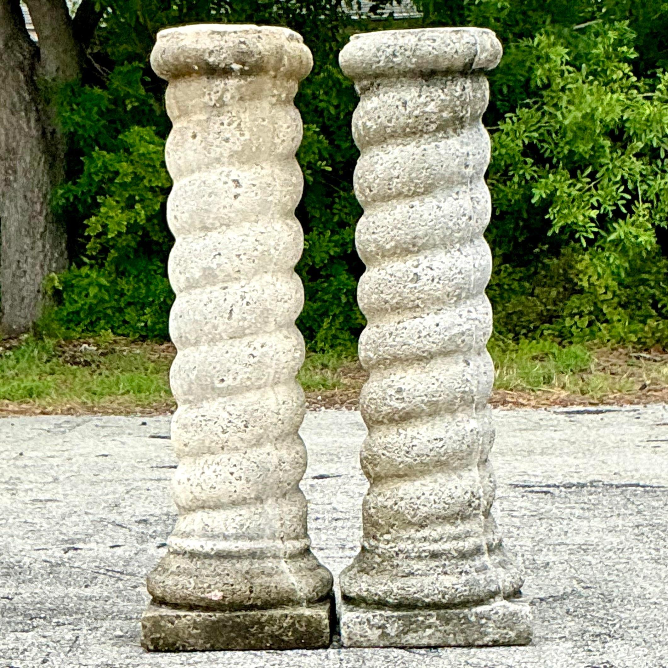 20ième siècle Paire de colonnes en spirale en béton moulé d'époque Régence en vente