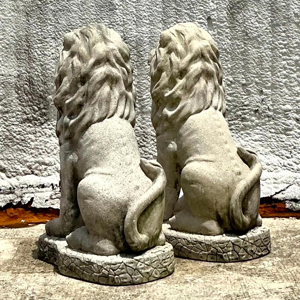 Un llamativo par de leones de pie de hormigón fundido de la Regencia, perfectos para añadir un toque de grandeza a cualquier jardín o entrada. Estas majestuosas estatuas presentan intrincados detalles y un acabado desgastado, que encarnan la