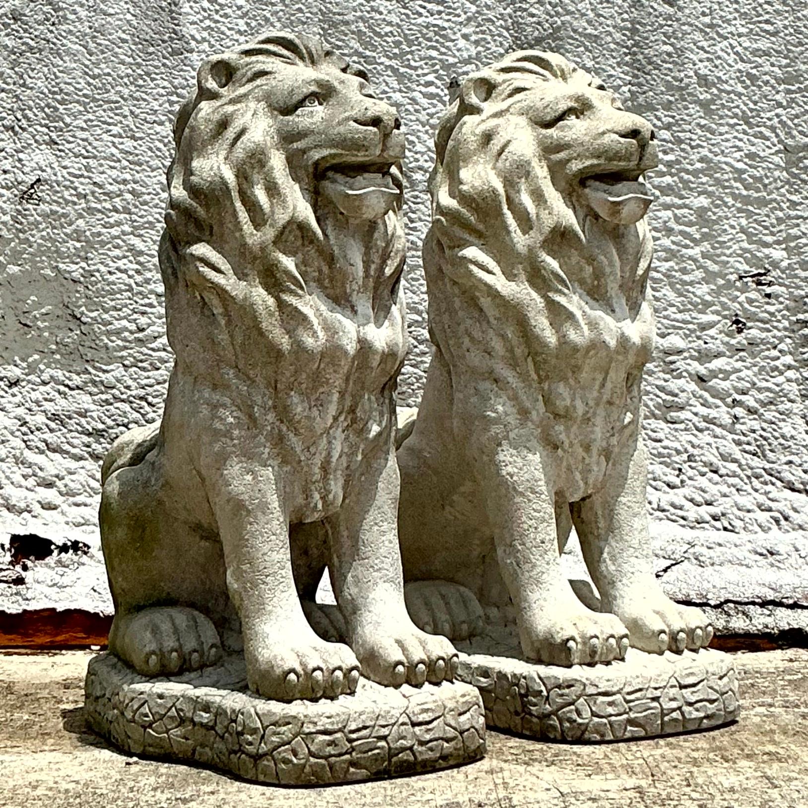 Pareja de leones de pie de hormigón fundido de la época de la Regencia en Bueno Estado en west palm beach, FL