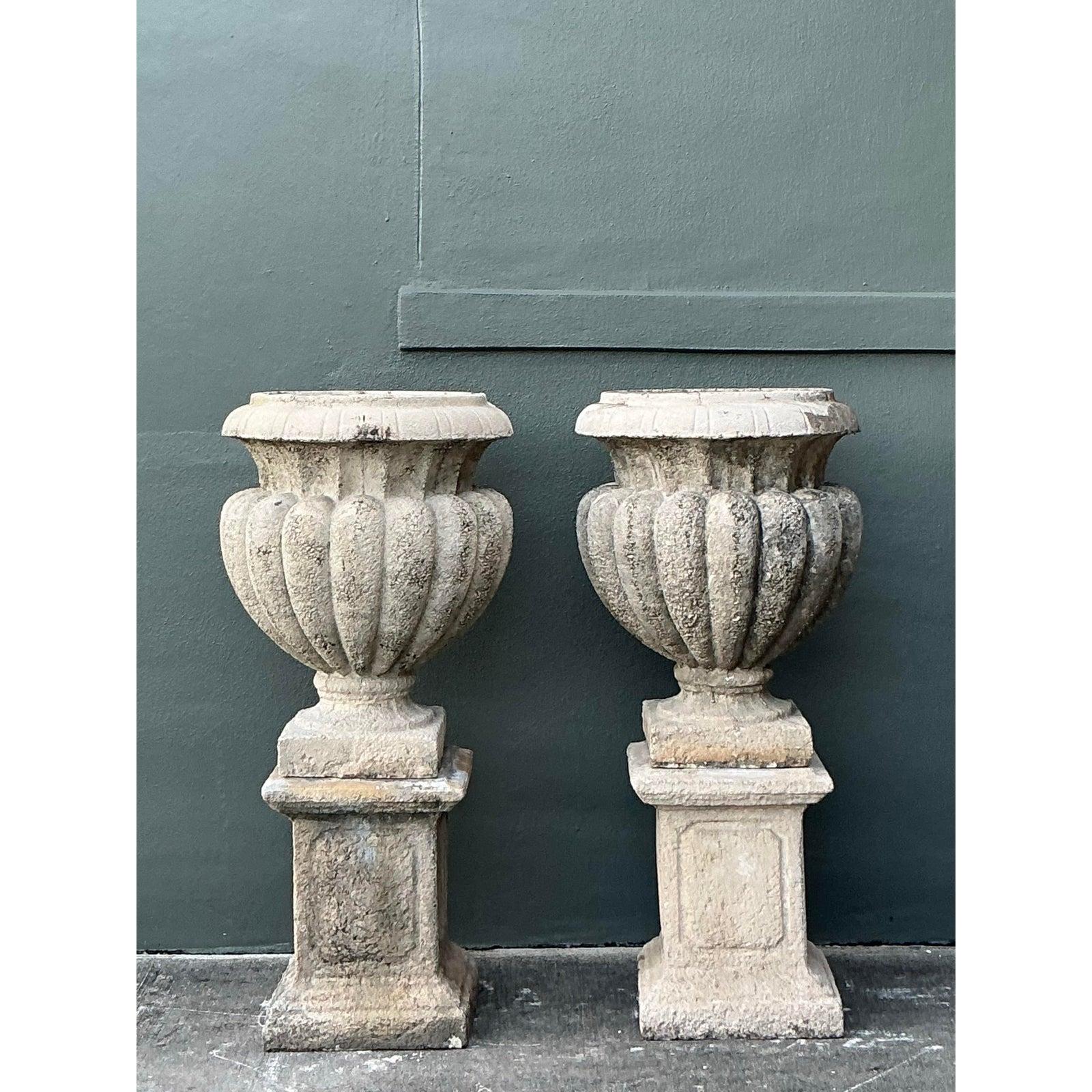Vintage Regency Cast Concrete Urns on Pedestals - A Pair im Angebot 3