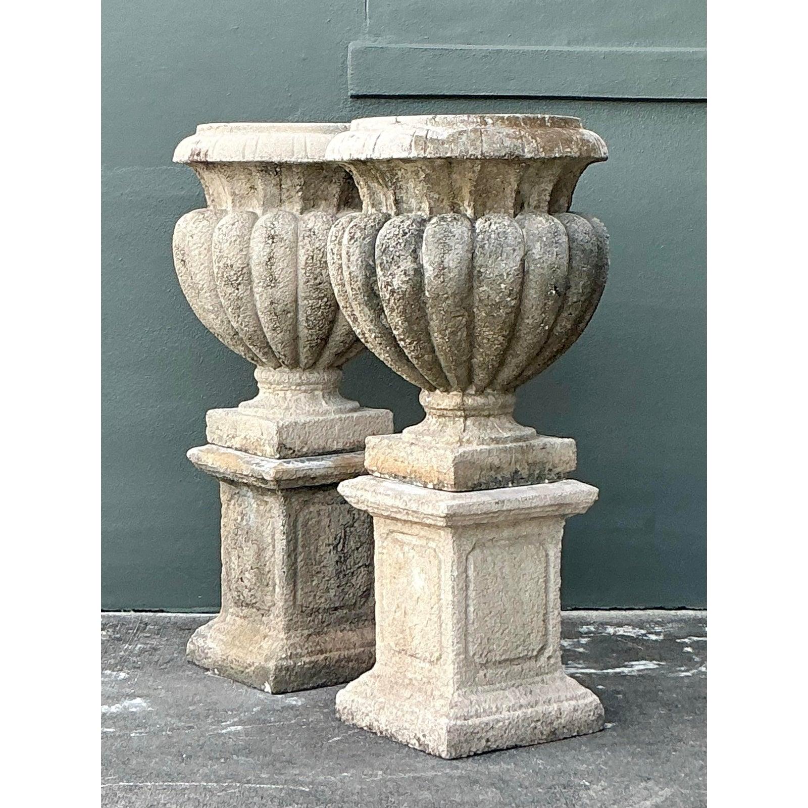 Vintage Regency Cast Concrete Urns on Pedestals - A Pair (Französische Provence) im Angebot