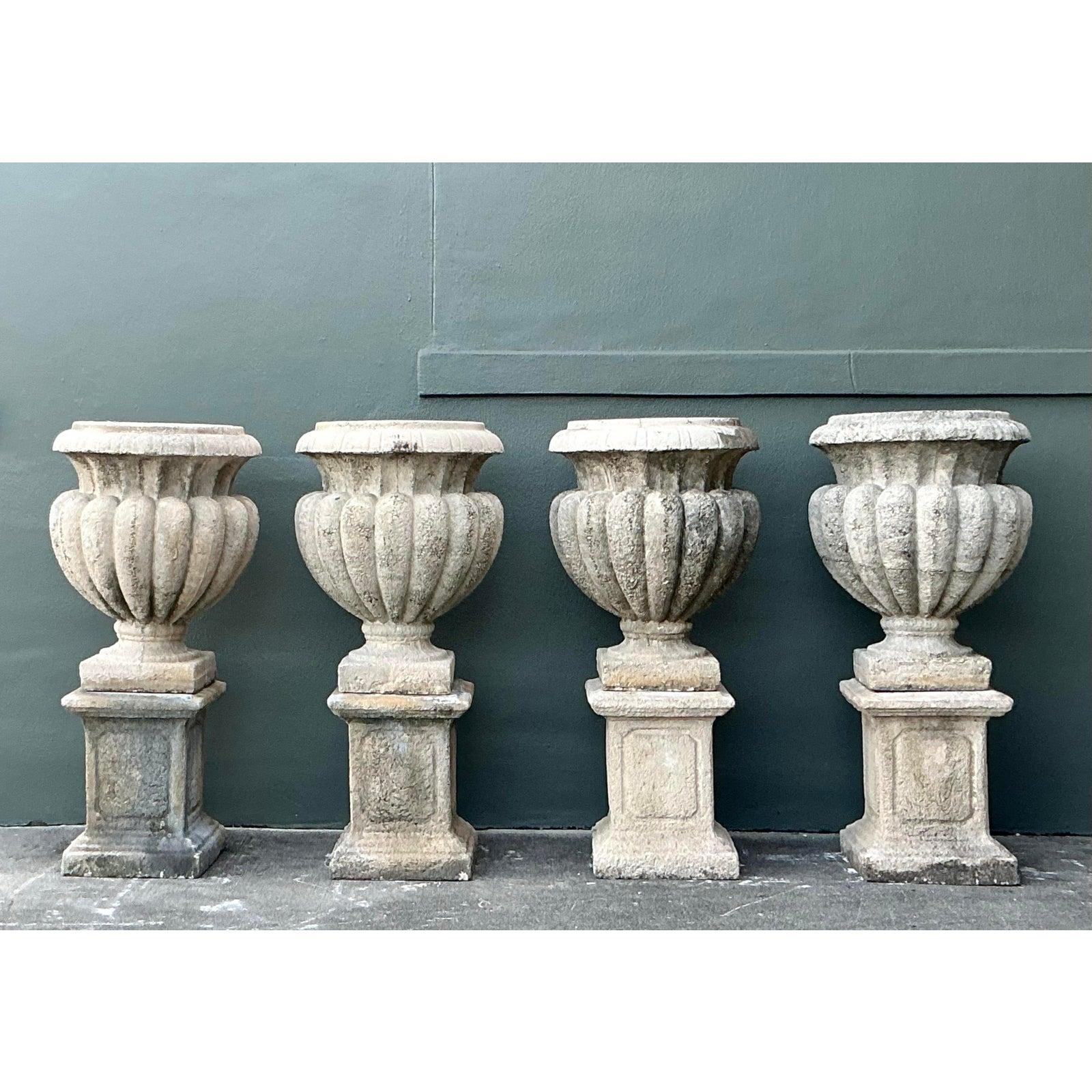 Vintage Regency Cast Concrete Urns on Pedestals - A Pair (amerikanisch) im Angebot