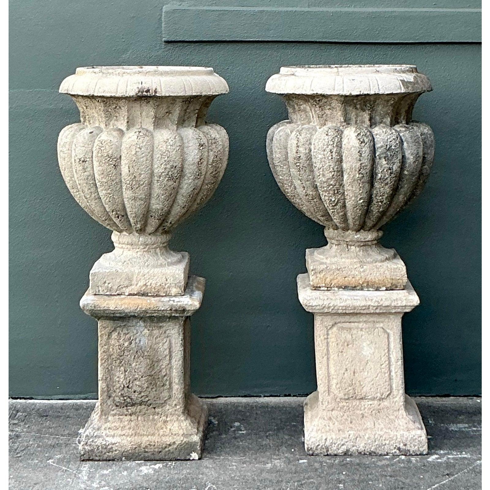 Vintage Regency Cast Concrete Urns on Pedestals - A Pair im Zustand „Gut“ im Angebot in West Palm Beach, FL