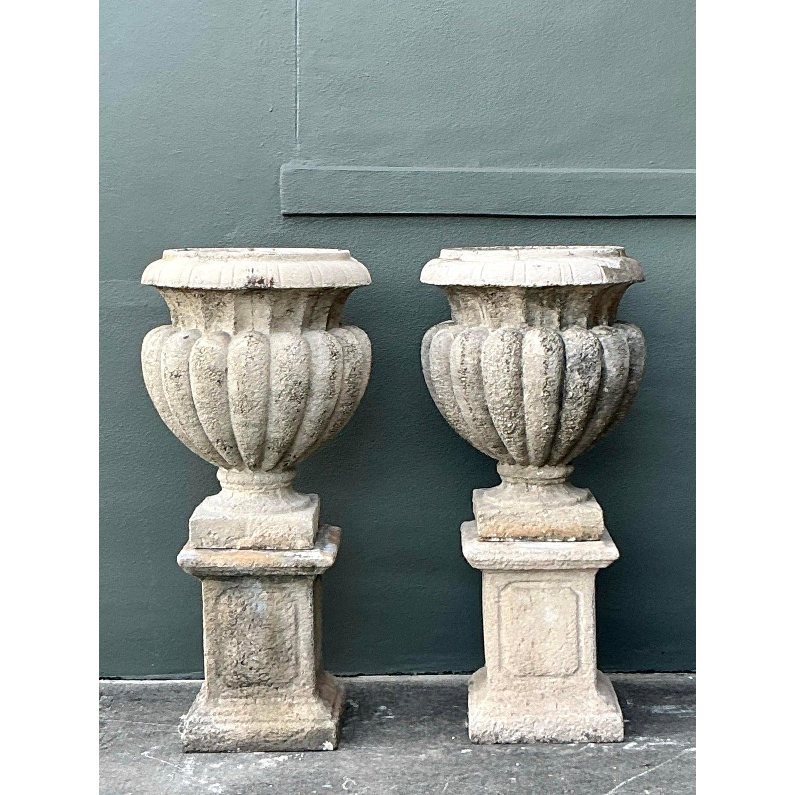 Vintage Regency Cast Concrete Urns on Pedestals - A Pair (20. Jahrhundert) im Angebot