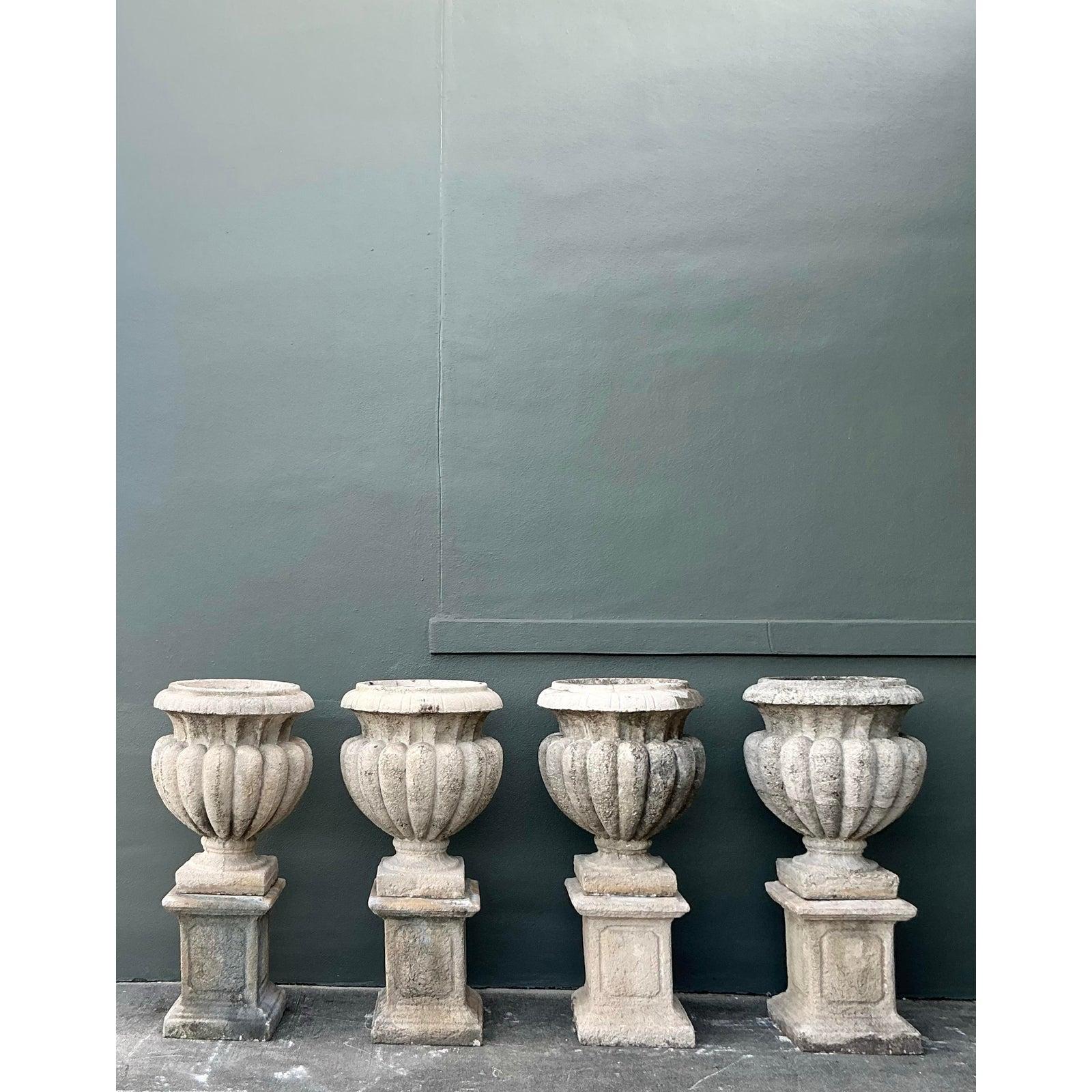 Vintage Regency Cast Concrete Urns on Pedestals - A Pair (Beton) im Angebot