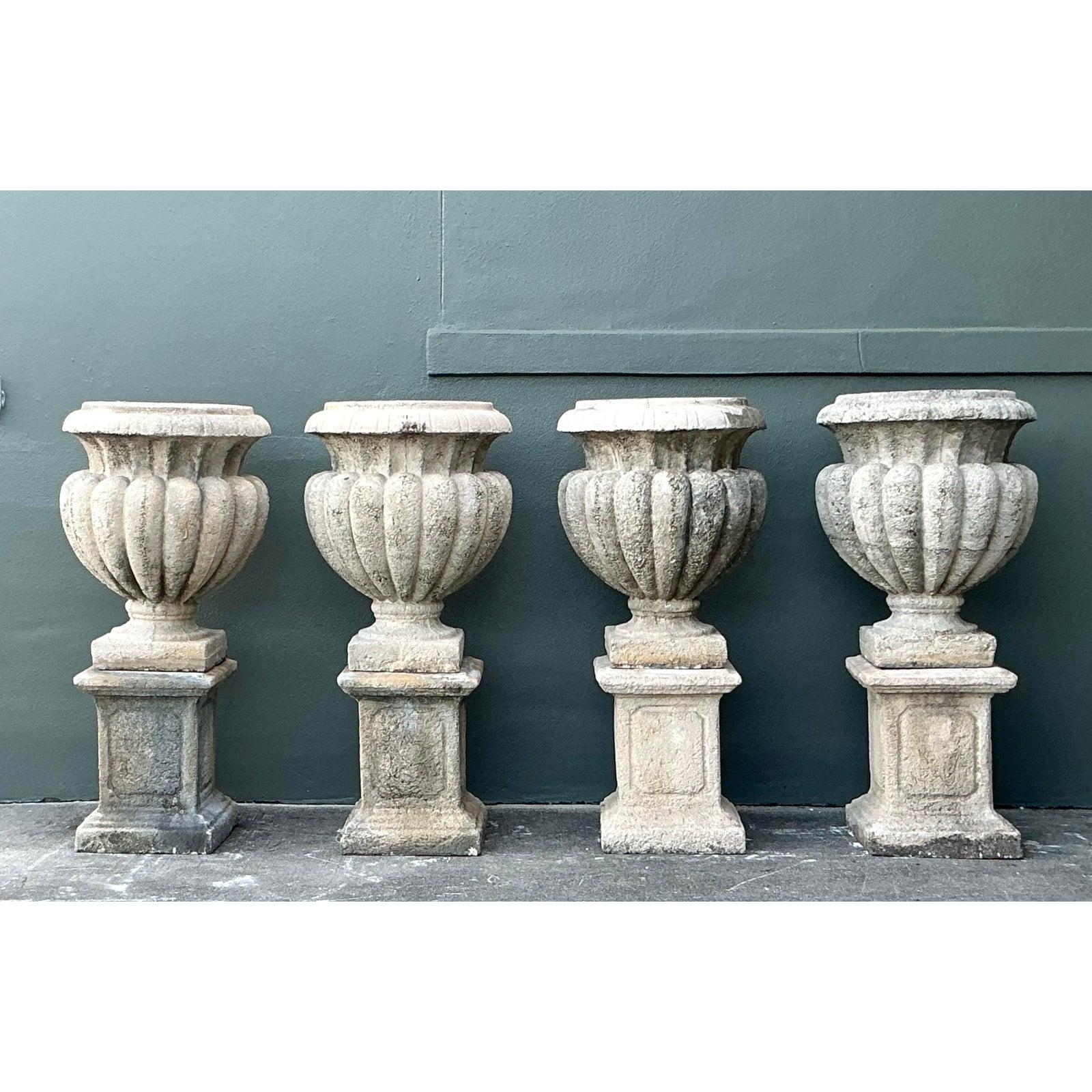 Vintage Regency Cast Concrete Urns on Pedestals - A Pair im Angebot 1