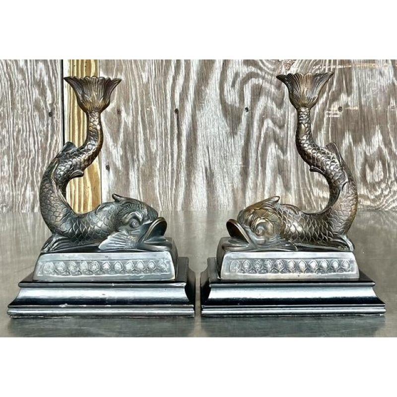 Metallo Candelieri a delfino in fusione Regency d'epoca - Una coppia in vendita