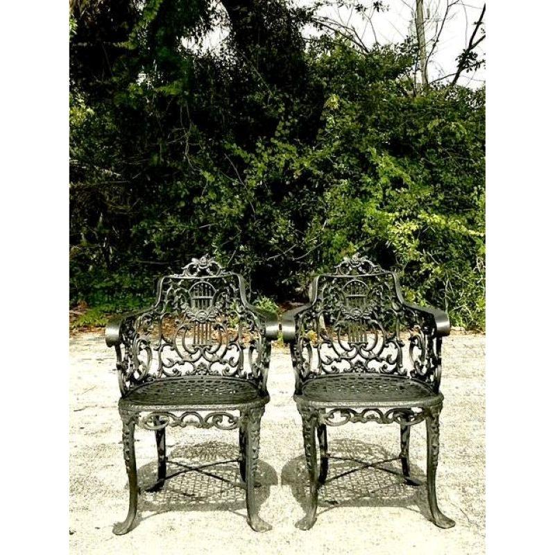 Néoclassique Chaises Vintage Regency en fonte à dossier en forme de lyre - une paire en vente