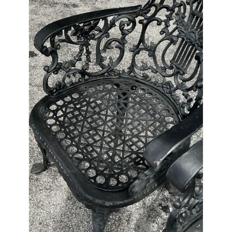 Américain Chaises Vintage Regency en fonte à dossier en forme de lyre - une paire en vente
