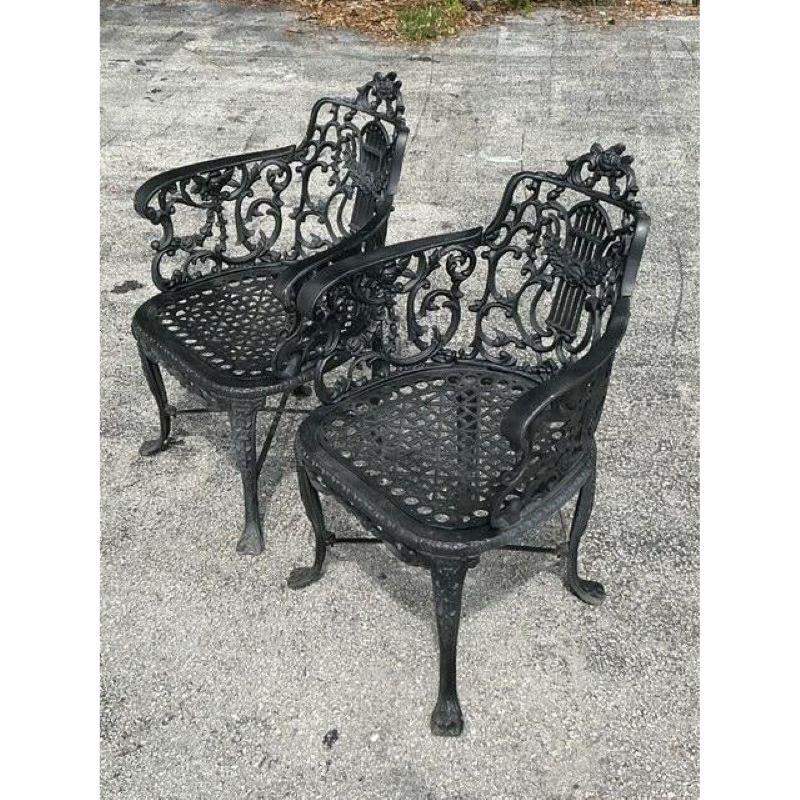 Chaises Vintage Regency en fonte à dossier en forme de lyre - une paire Bon état - En vente à west palm beach, FL