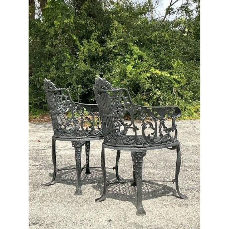 Fer Chaises Vintage Regency en fonte à dossier en forme de lyre - une paire en vente