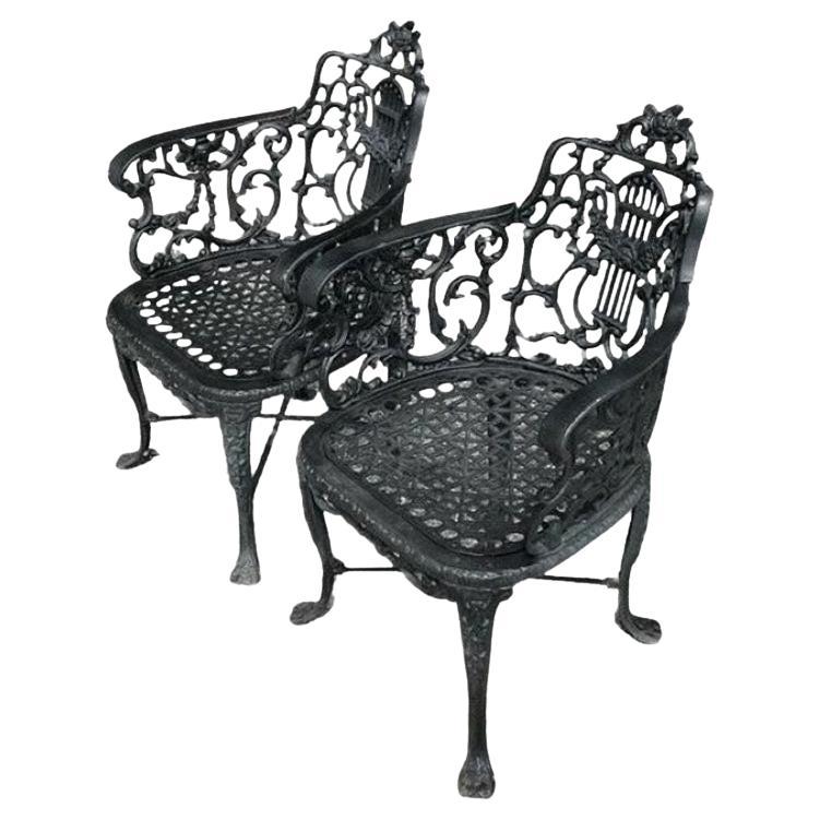 Chaises Vintage Regency en fonte à dossier en forme de lyre - une paire en vente