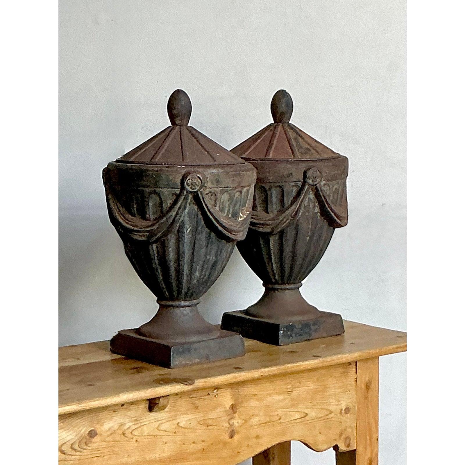 Neoclassico Urne con coperchio in ghisa Regency d'epoca - Una coppia in vendita