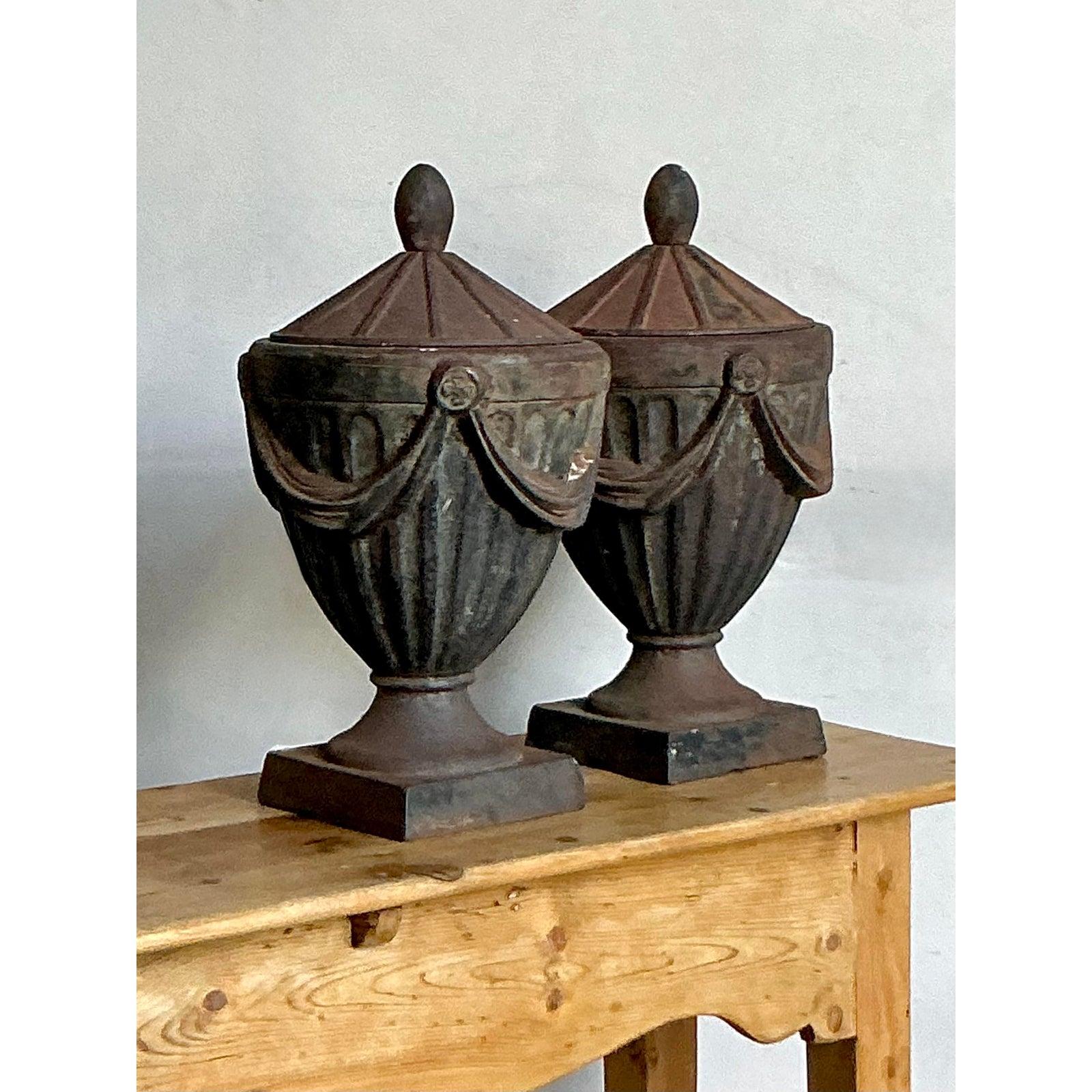 Americano Urne con coperchio in ghisa Regency d'epoca - Una coppia in vendita