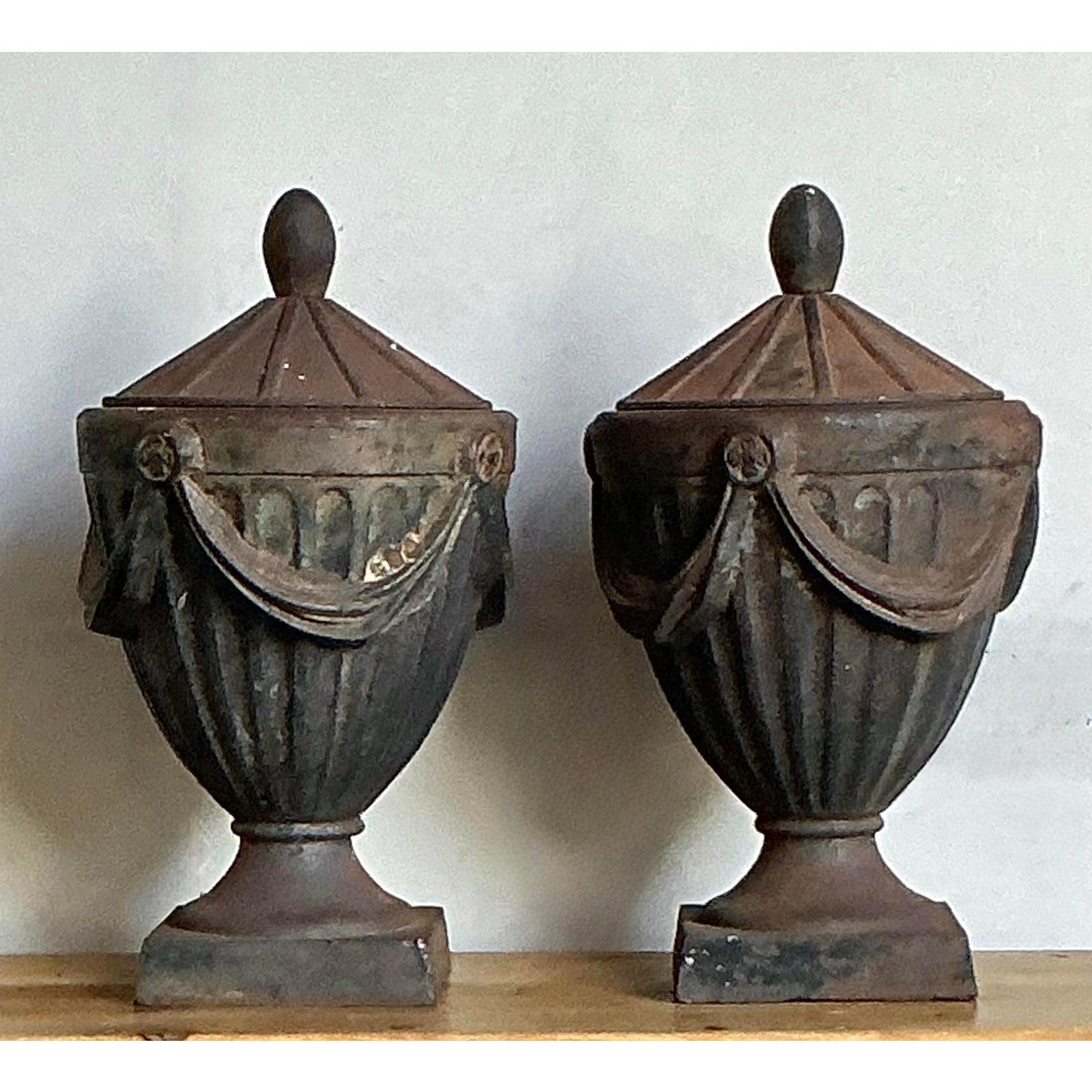 Urne con coperchio in ghisa Regency d'epoca - Una coppia In condizioni buone in vendita a West Palm Beach, FL