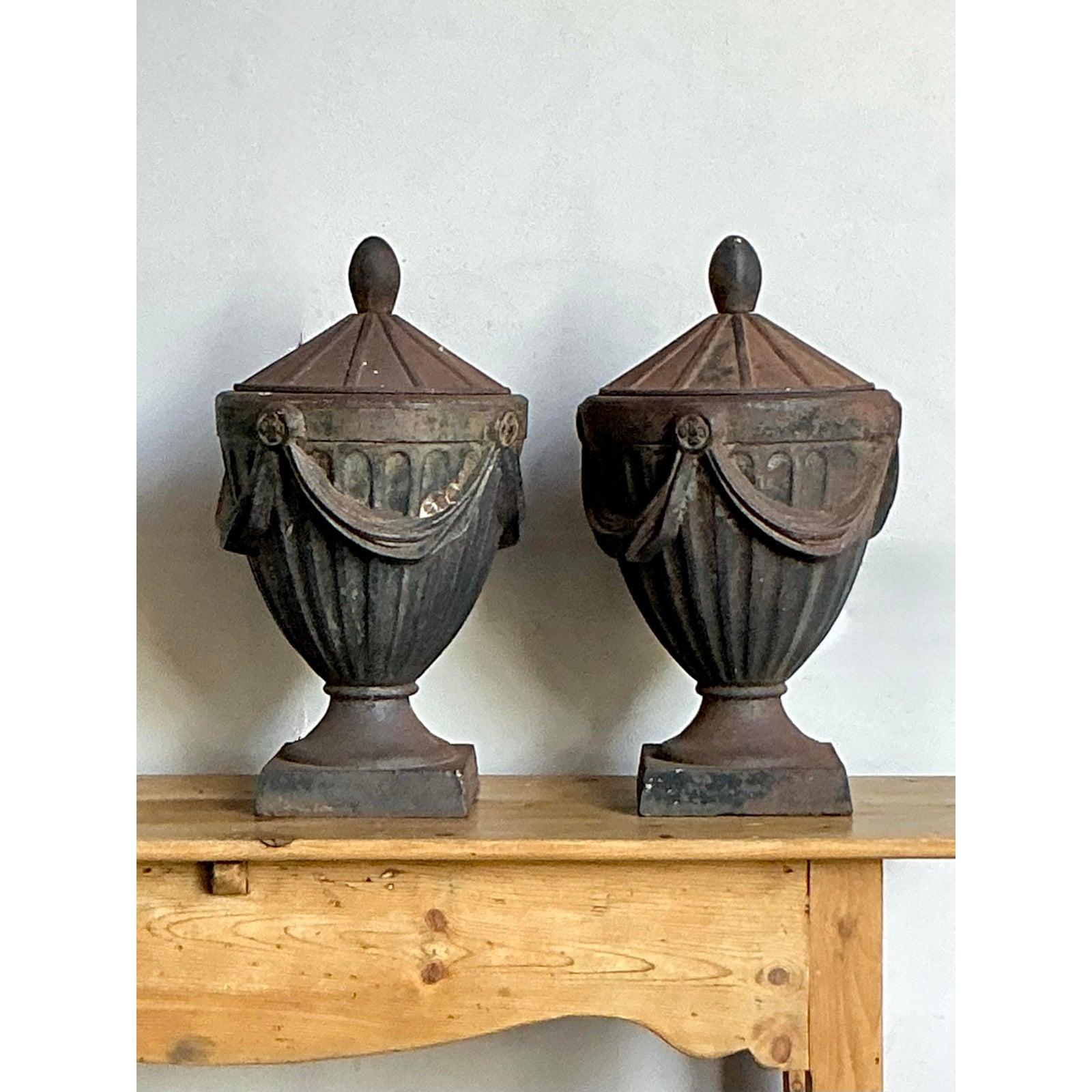 XX secolo Urne con coperchio in ghisa Regency d'epoca - Una coppia in vendita