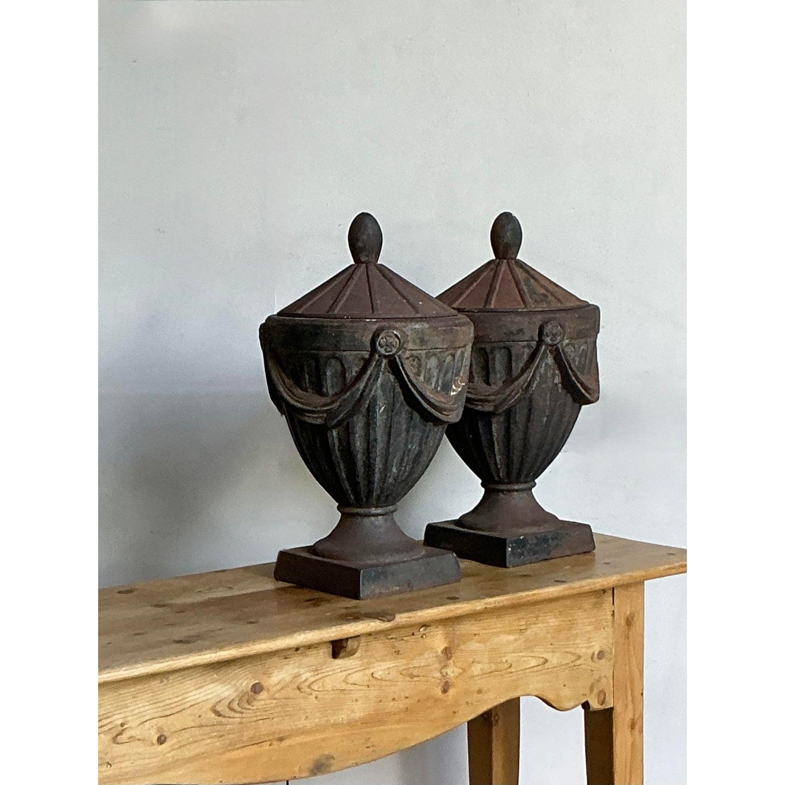 Urne con coperchio in ghisa Regency d'epoca - Una coppia in vendita 1