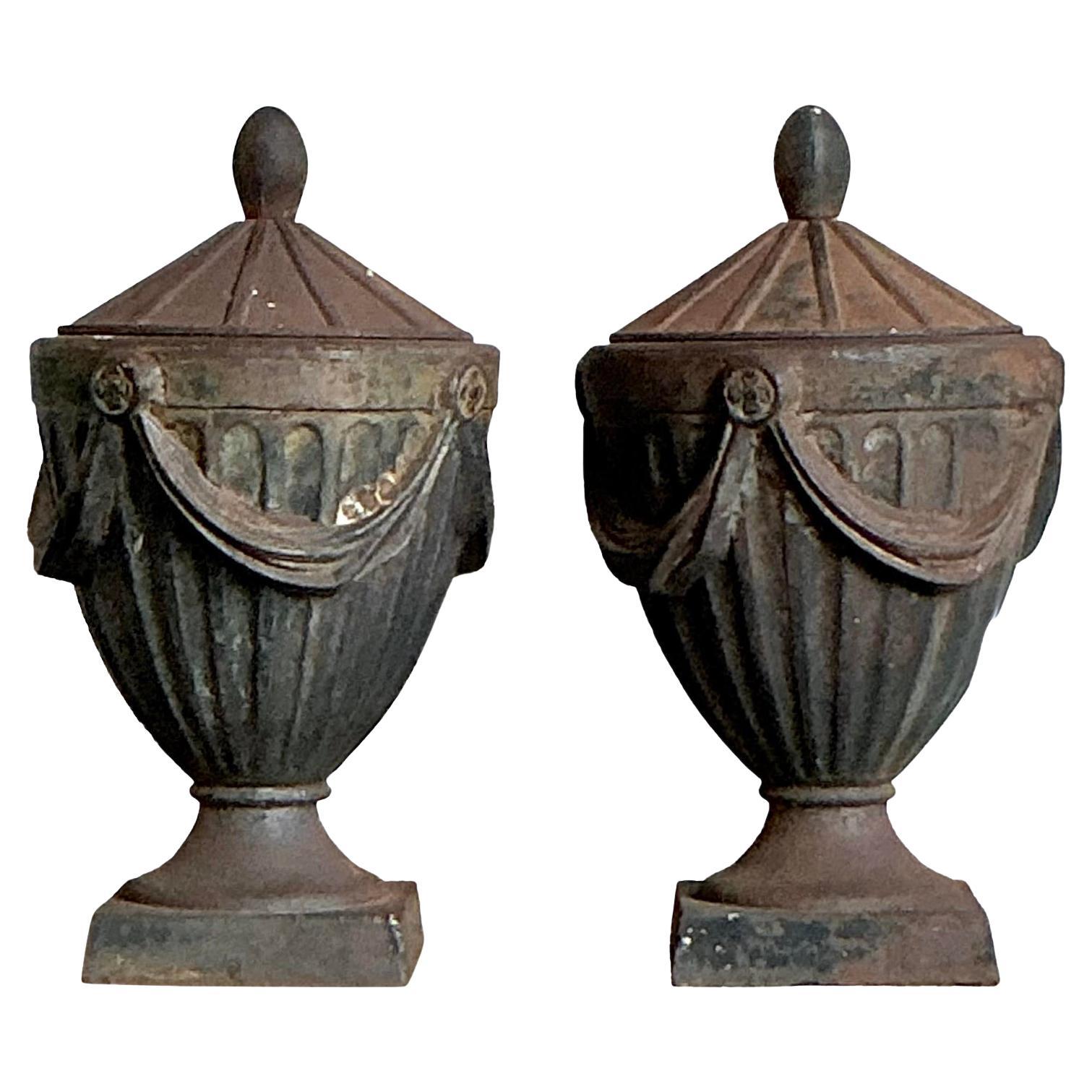 Urne con coperchio in ghisa Regency d
epoca - Una coppia