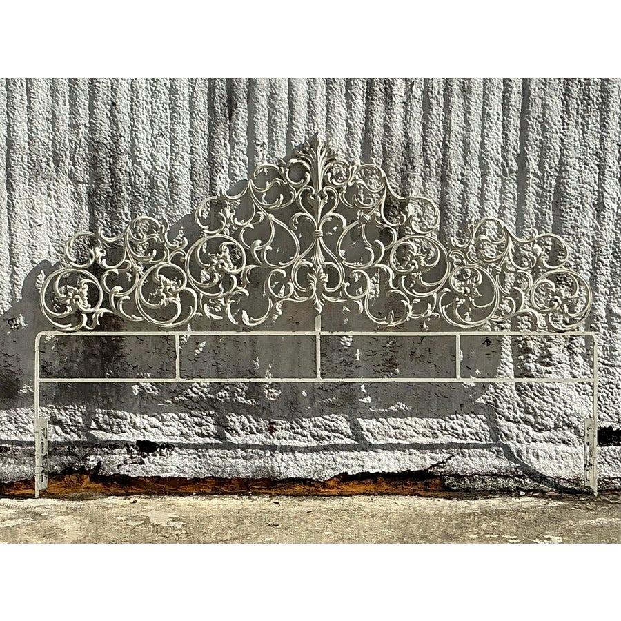 Peppen Sie Ihre Schlafzimmereinrichtung mit diesem Regency-Kopfteil aus Gussmetall im Vintage-Stil auf. Mit seinem filigranen Rankenwerk und dem anmutigen Design strahlt dieses Stück zeitlose Eleganz und Raffinesse aus. Die langlebige