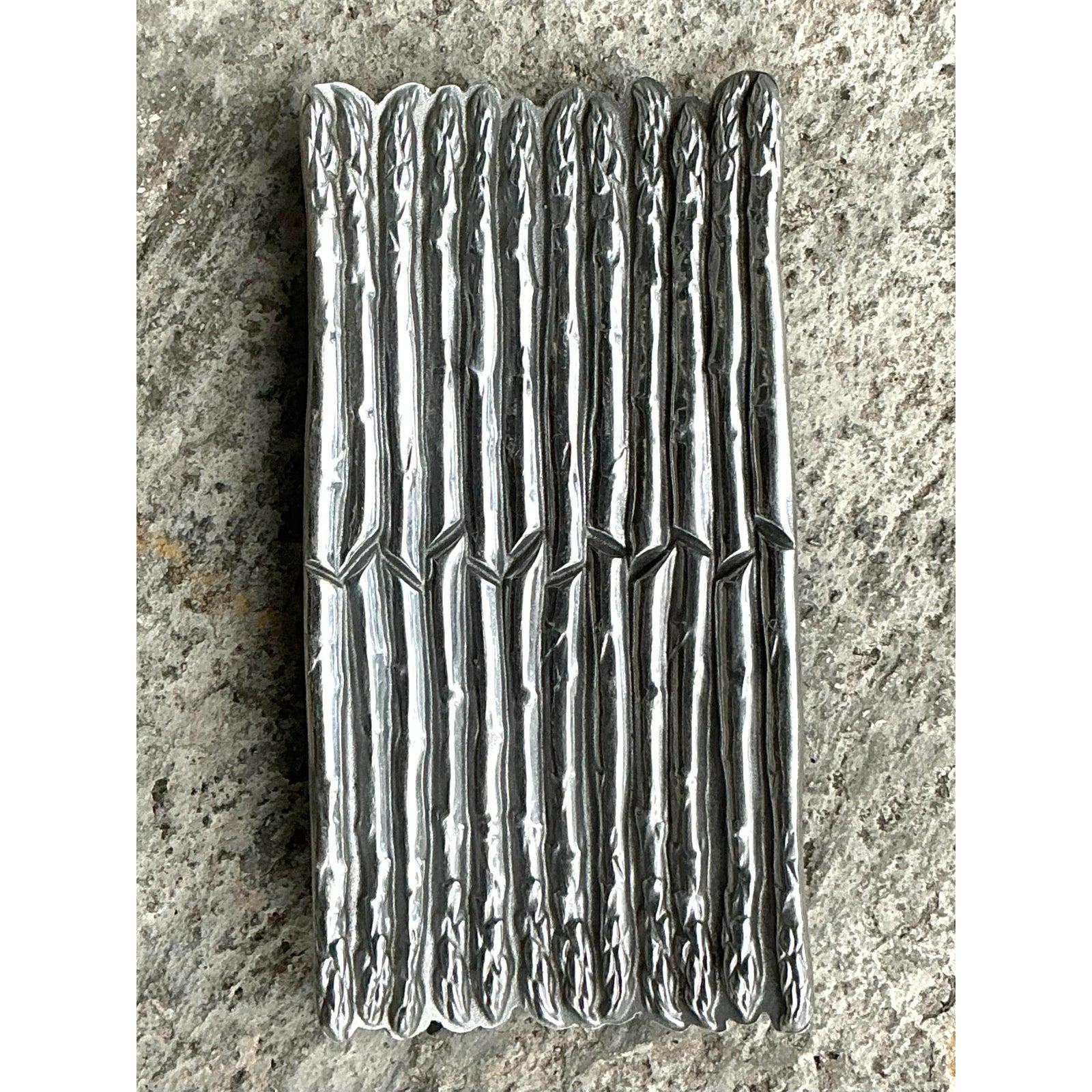Lo caprichoso se une a lo refinado en esta bandeja para espárragos de peltre fundido de estilo Vintage Regency. Moldeada con maestría para imitar un frondoso manojo de tallos de espárragos, esta pieza escultórica añade un toque artístico e