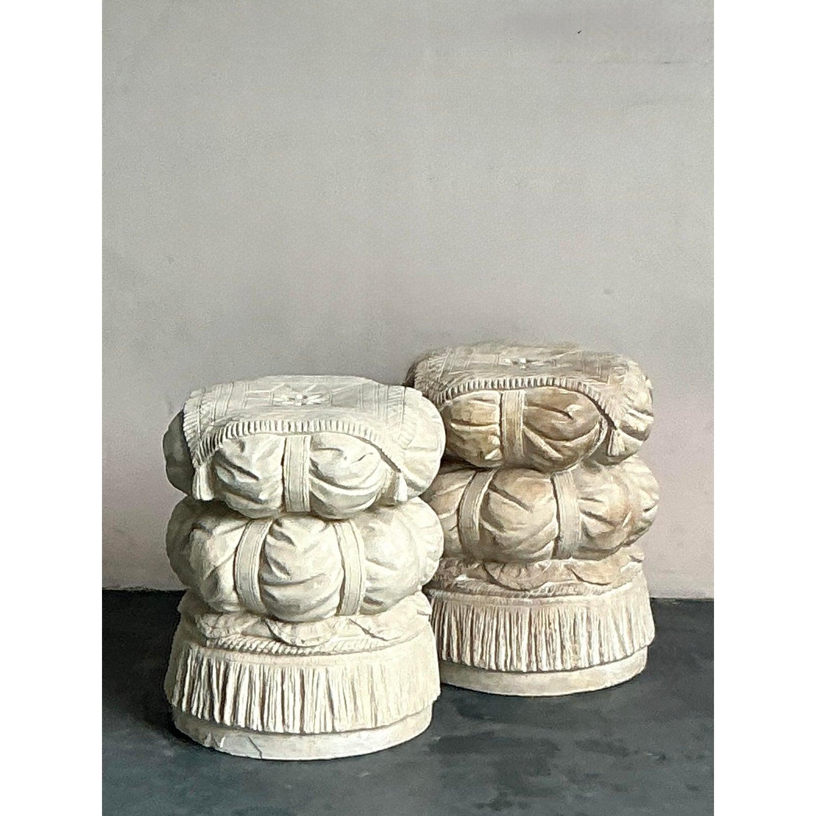 Néoclassique Tabourets bas en plâtre moulé touffeté Vintage Regency - une paire en vente