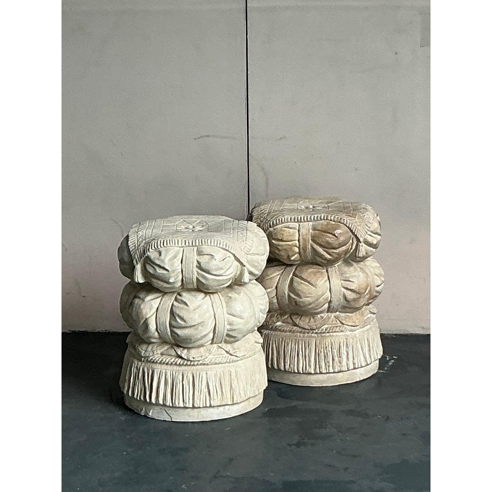 Tabourets bas en plâtre moulé touffeté Vintage Regency - une paire Bon état - En vente à West Palm Beach, FL